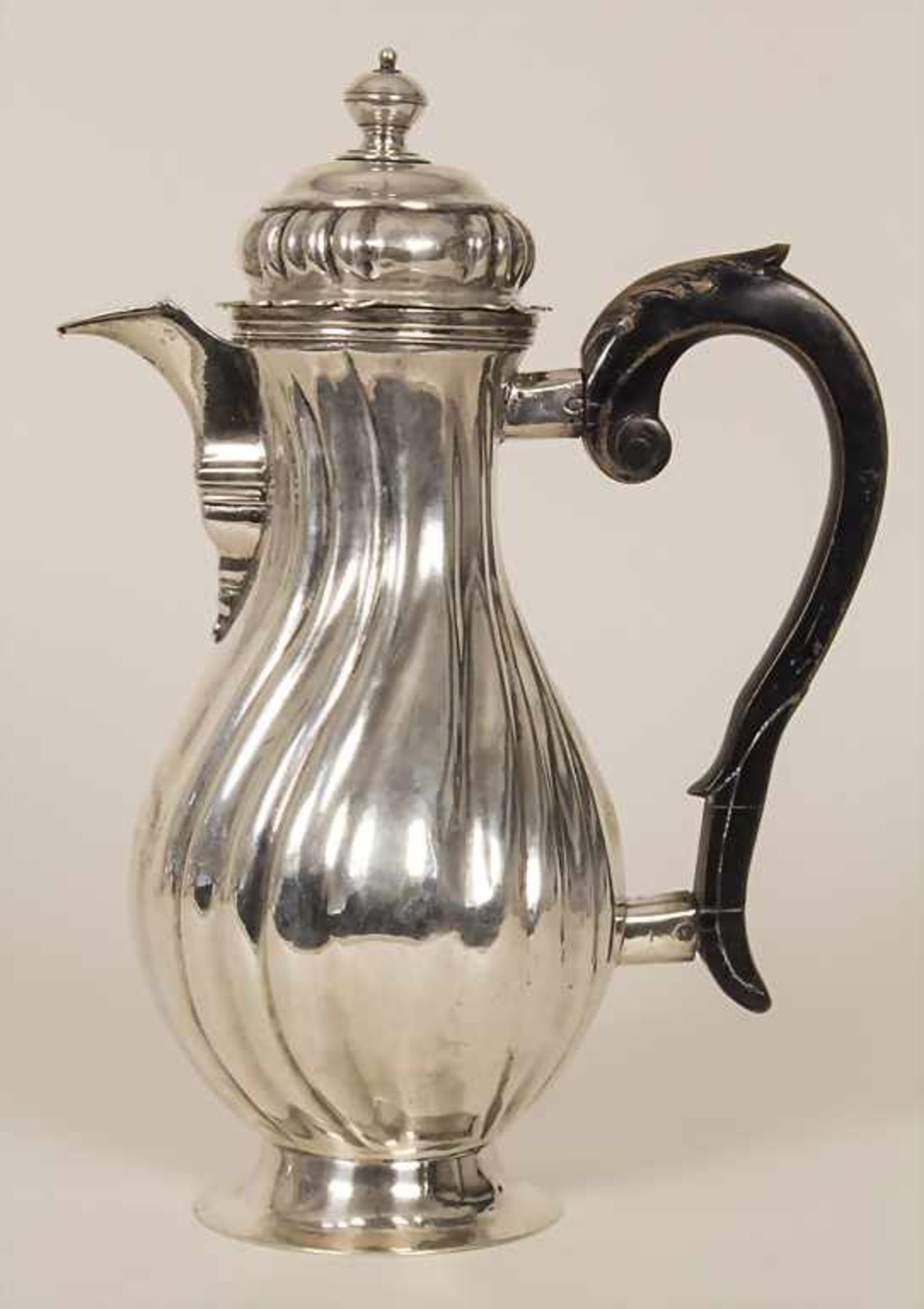 Barock Kaffeekanne / A Baroque silver coffee pot, Joh. Christian Girschner, Augsburg, 1749- - Image 3 of 9