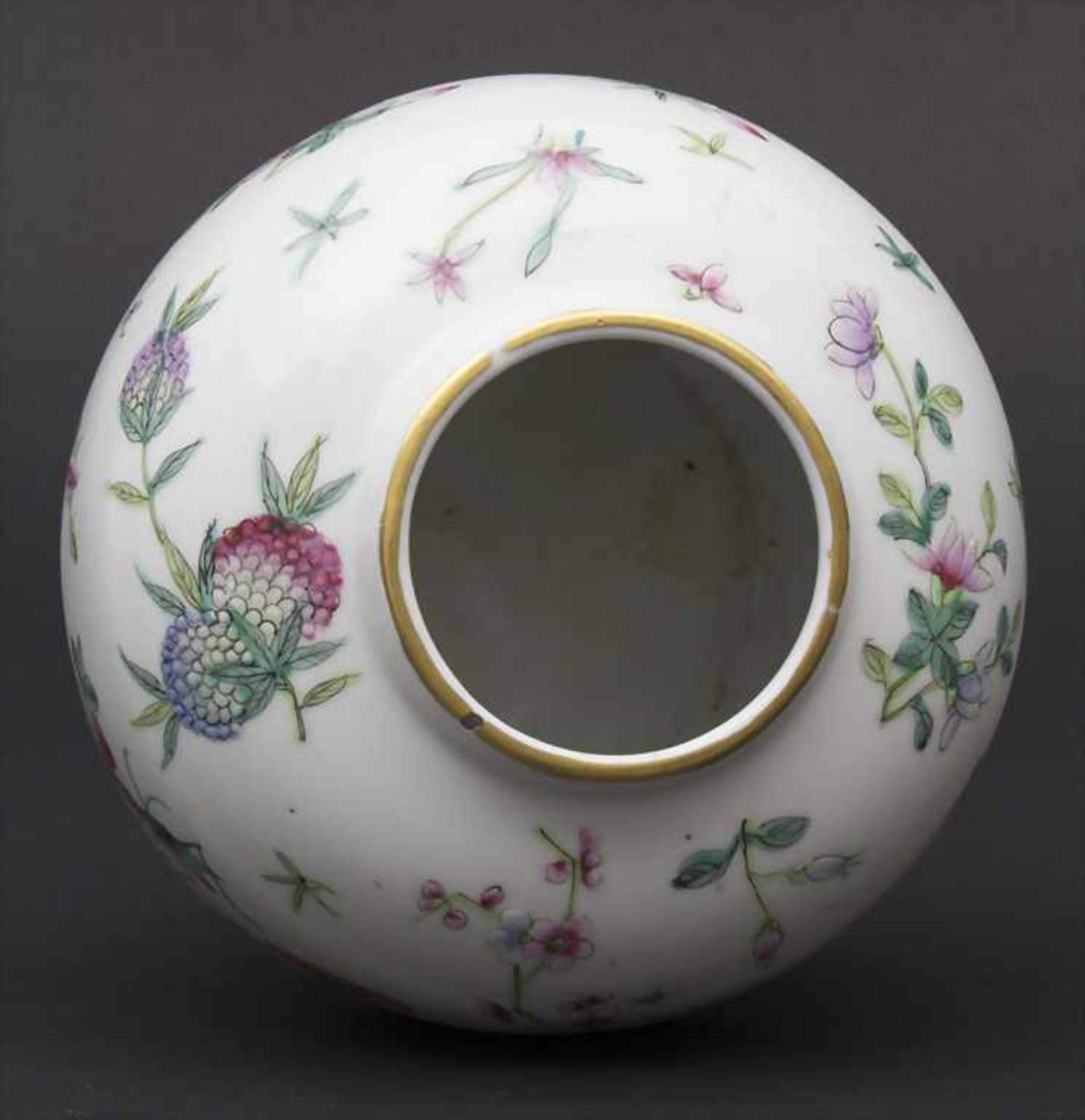 Ziervase, China, späte Qing-DynastieMaterial: Porzellan, polychrom mit Floral, Glückspfirsichen - Image 4 of 6