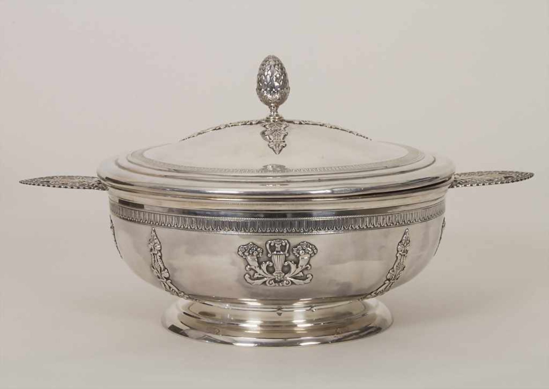 Deckelterrine / A covered silver tureen / Légumier en argent / Page Freres, Paris, um