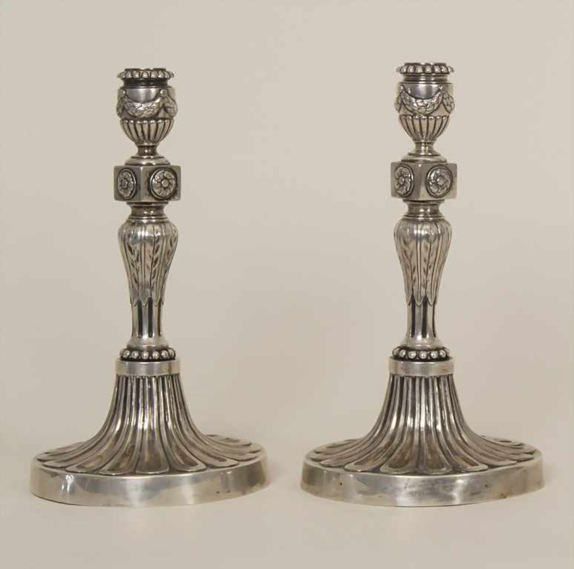 Paar Louis XVI Leuchter / A pair of Louis-seize silver candlesticks, wohl Dresden, um