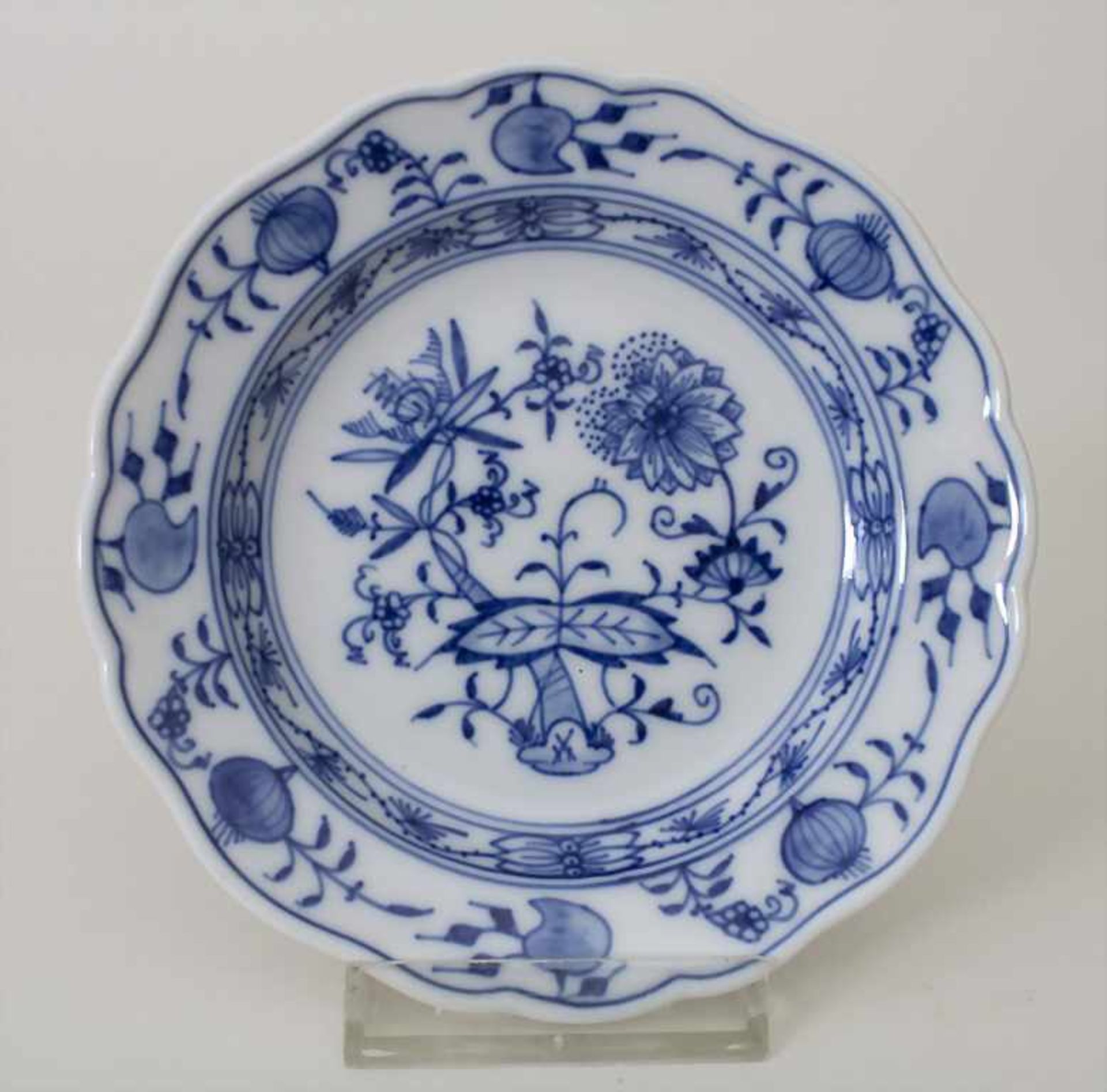 4 kleine Teller mit Zwiebelmuster / 4 small plates with 'Onion Pattern', Meissen, Mitte 20. Jh. - Image 8 of 10