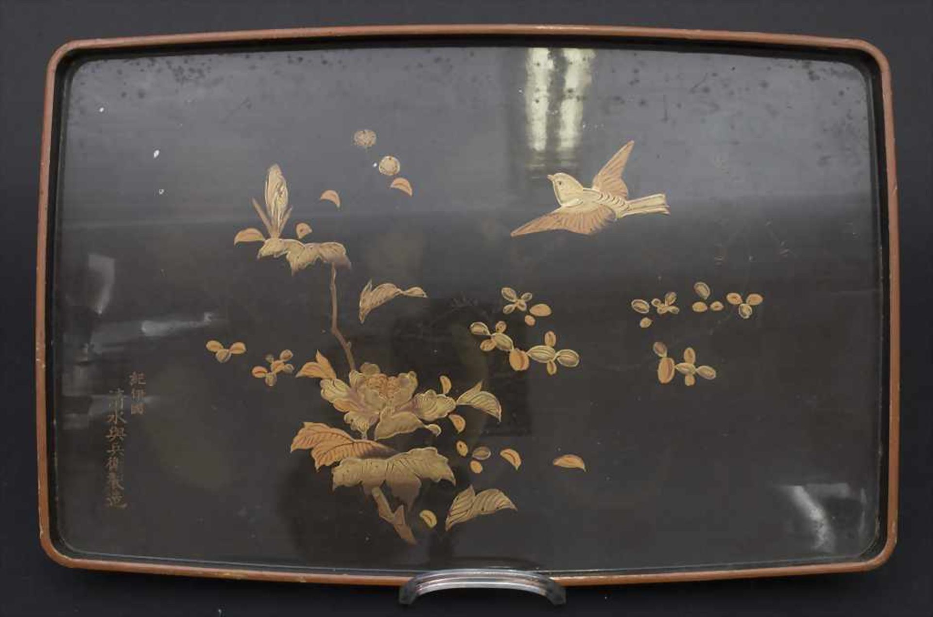 Lacktablett mit Vogel-Strauchdekor / A lacquer tray with birds and flowersMaterial: Holz, schwarz