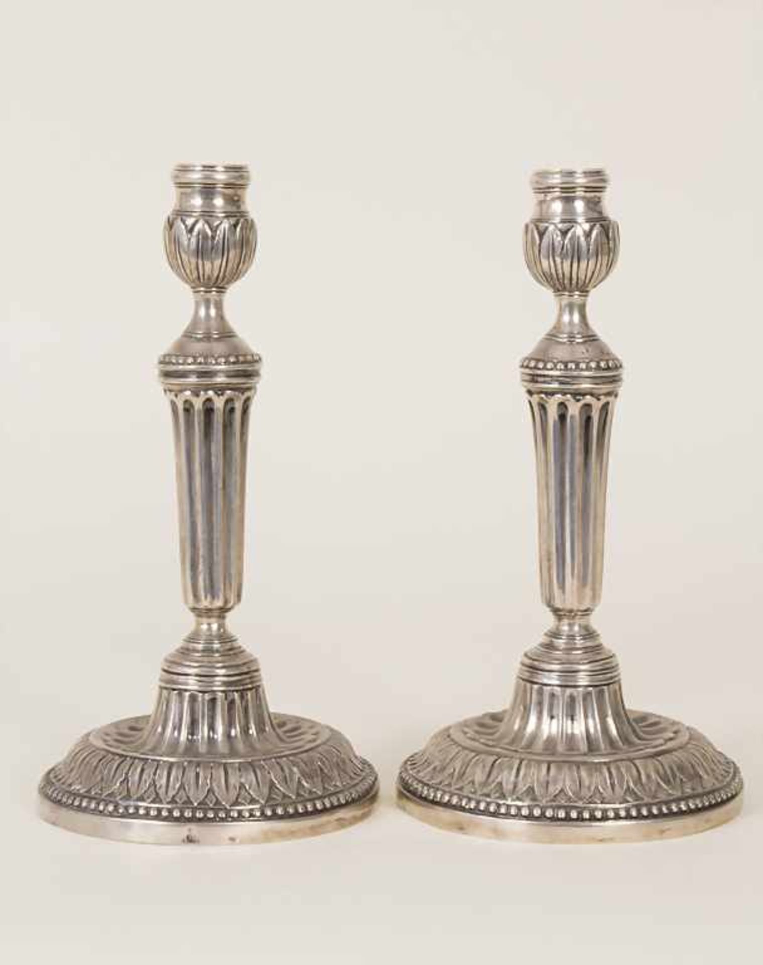 Paar Louis XVI Leuchter / A pair of Louis-seize silver candlesticks, Genua / Genoa, um 1778Material: