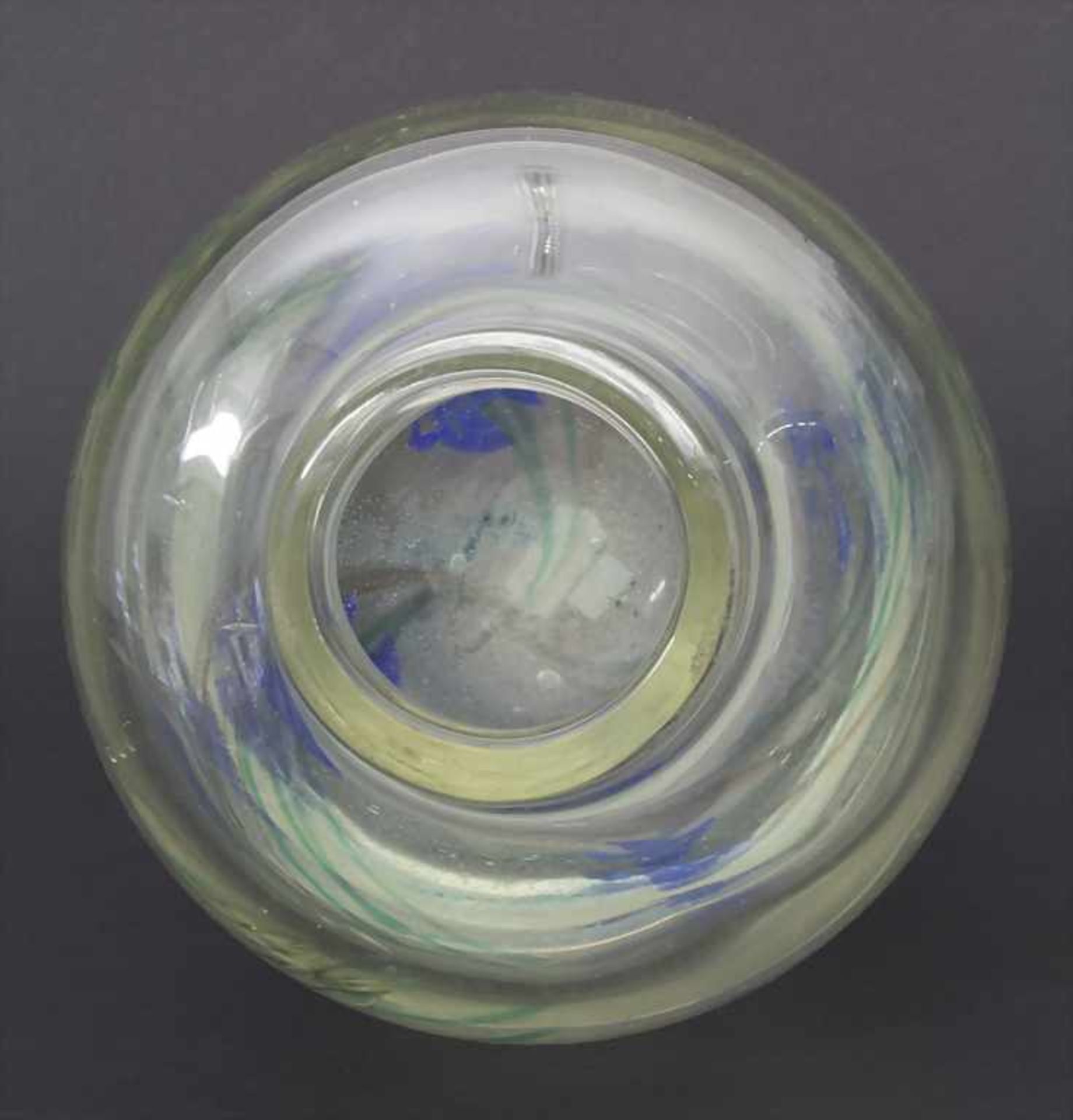 Ziervase / A decorative vase, Skandinavien, 50/60er JahreMaterial/Technik: farbloses Glas, im - Image 3 of 5