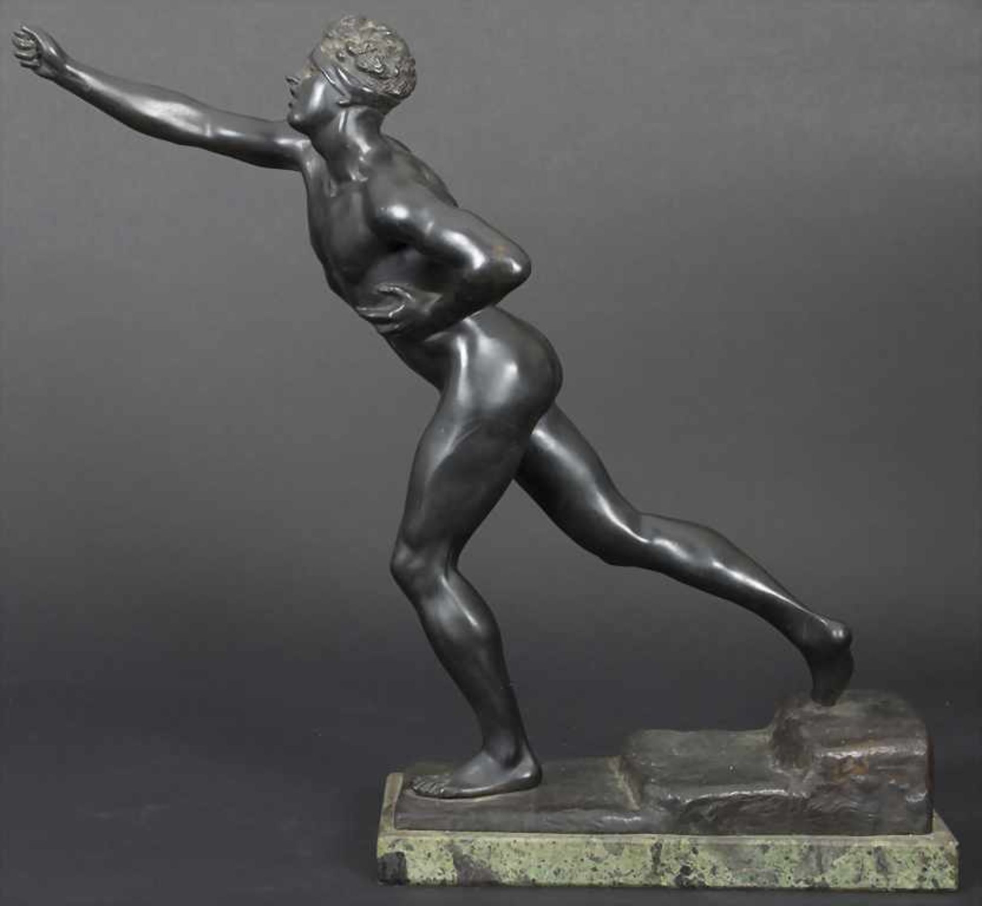 Siegesbote-Nenikhkamen, Entw. Kruse Max, 1854-1942Material: Bronze, dunkel patiniert, auf flache
