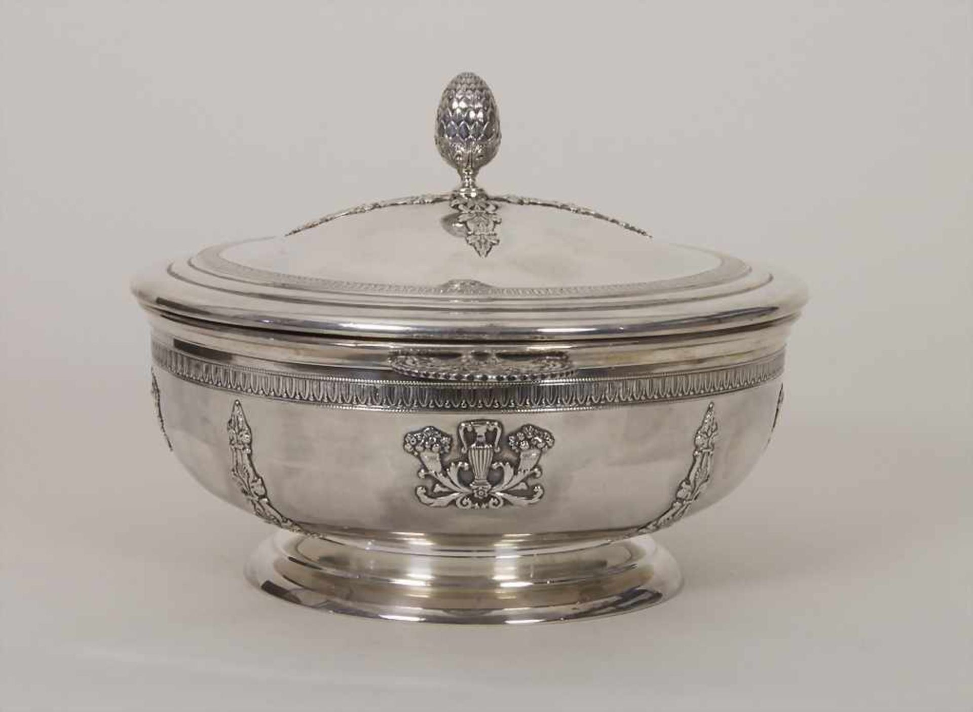 Deckelterrine / A covered silver tureen / Légumier en argent / Page Freres, Paris, um - Bild 2 aus 13