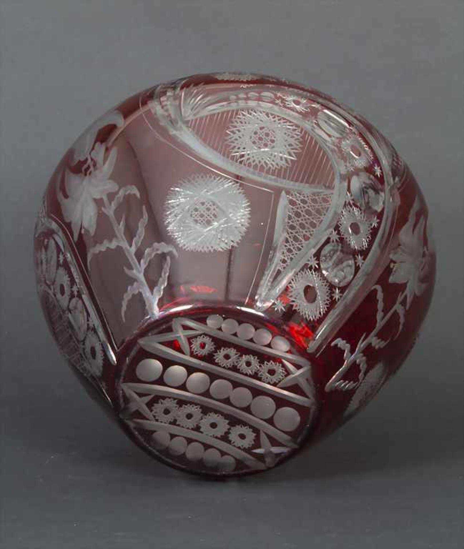 Blumenvase / A flower vase, Böhmen, 20. Jh.Material: Rubinglas, sehr fein geschnitten,Höhe: 26 cm, - Bild 4 aus 5