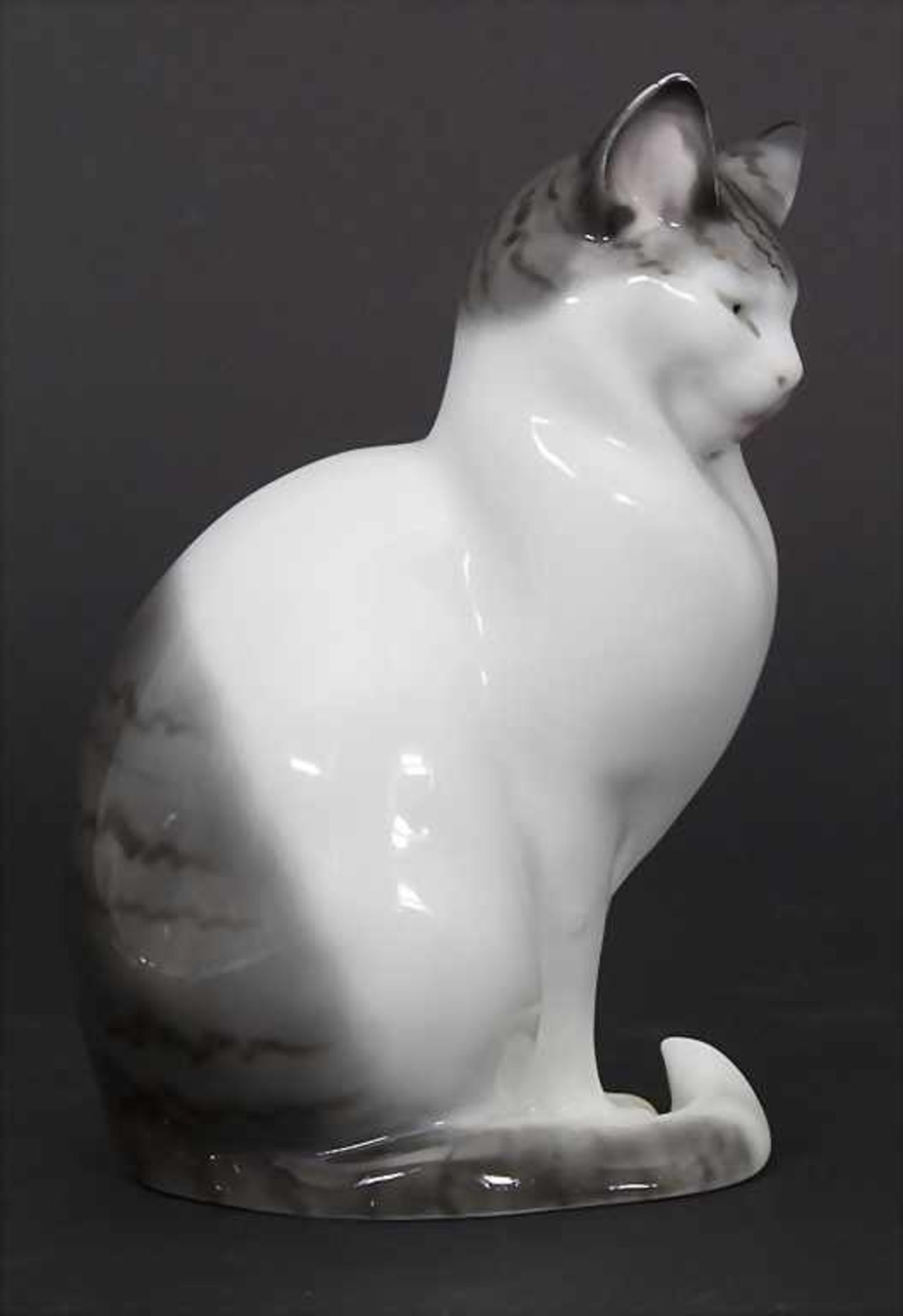 Sitzende Katze / A sitting cat, E. Pfeffer, Gotha, um 1925Material: Porzellan, dezent bemalt, - Image 2 of 6