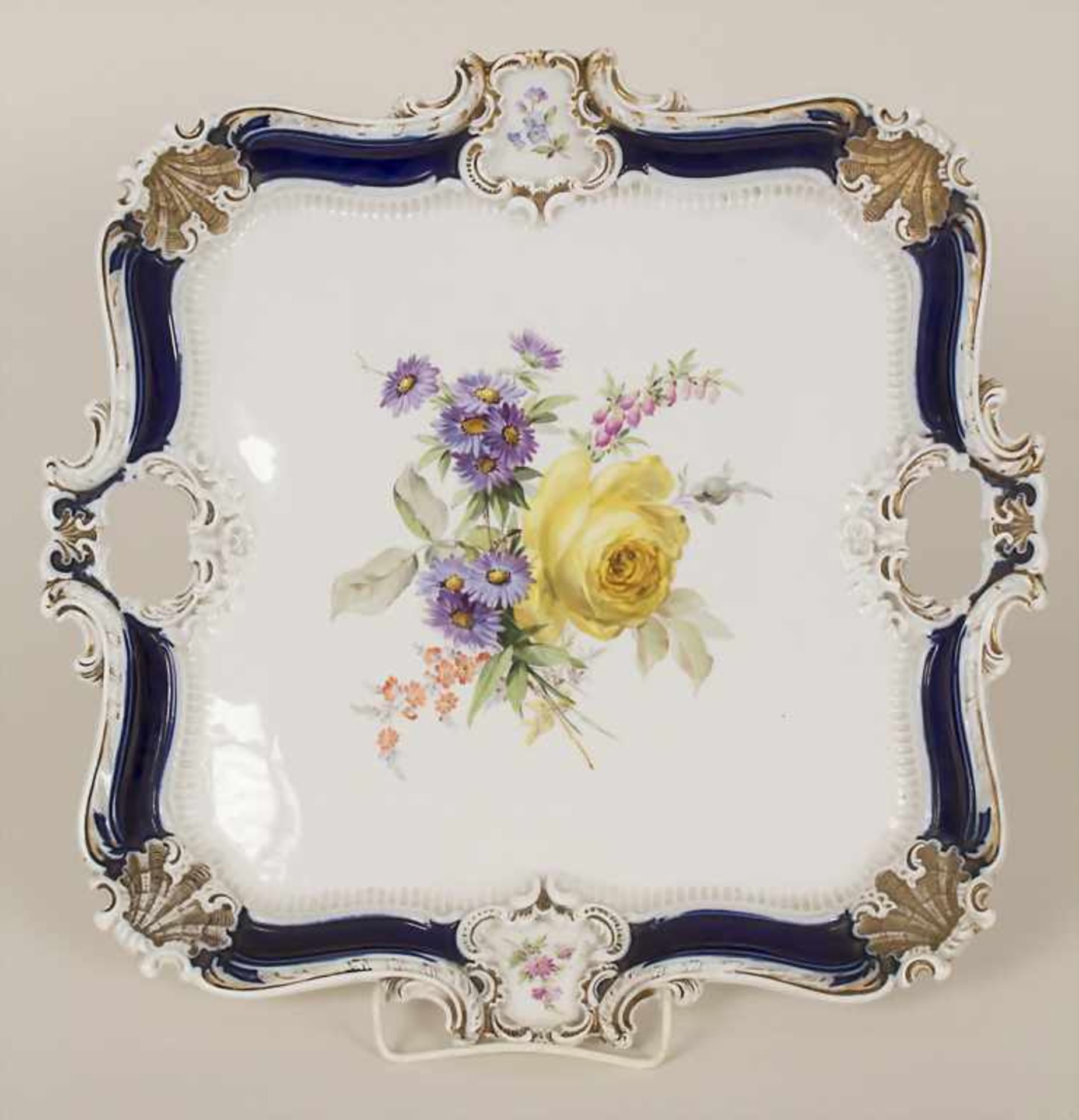 Große Prunkplatte / A large serving plate, Meissen, um 1880Material: Porzellan, polychrom bemalt,