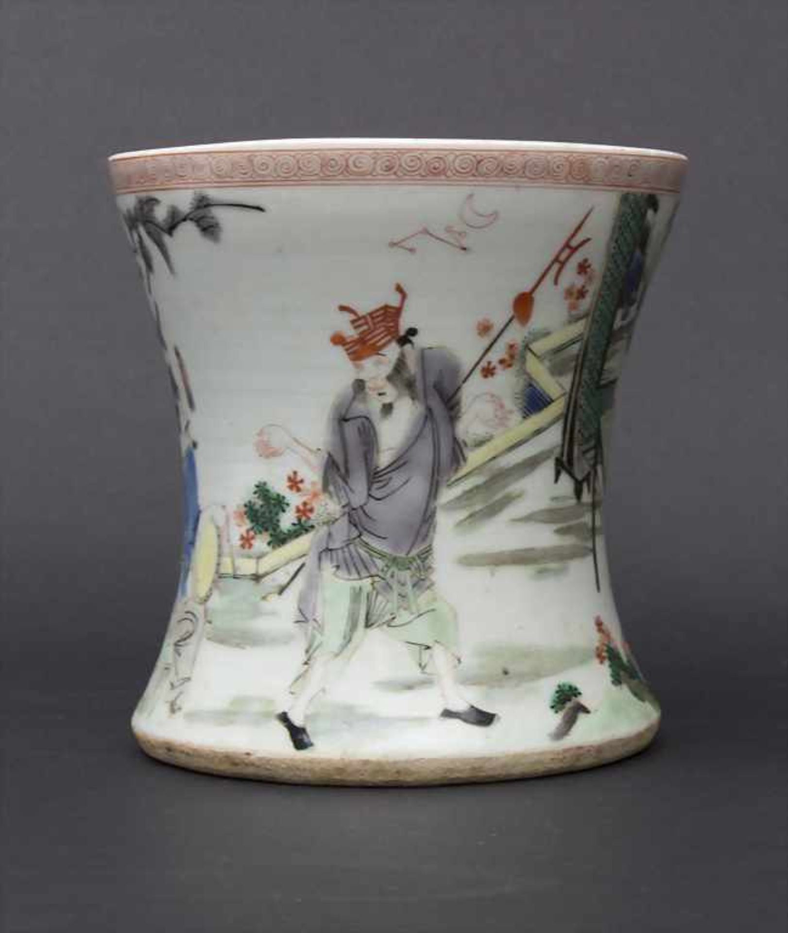 Pinseltopf 'Famille verte' mit Figuren in Gartenlandschaft / A brush pot 'Famille verte' with - Image 3 of 7