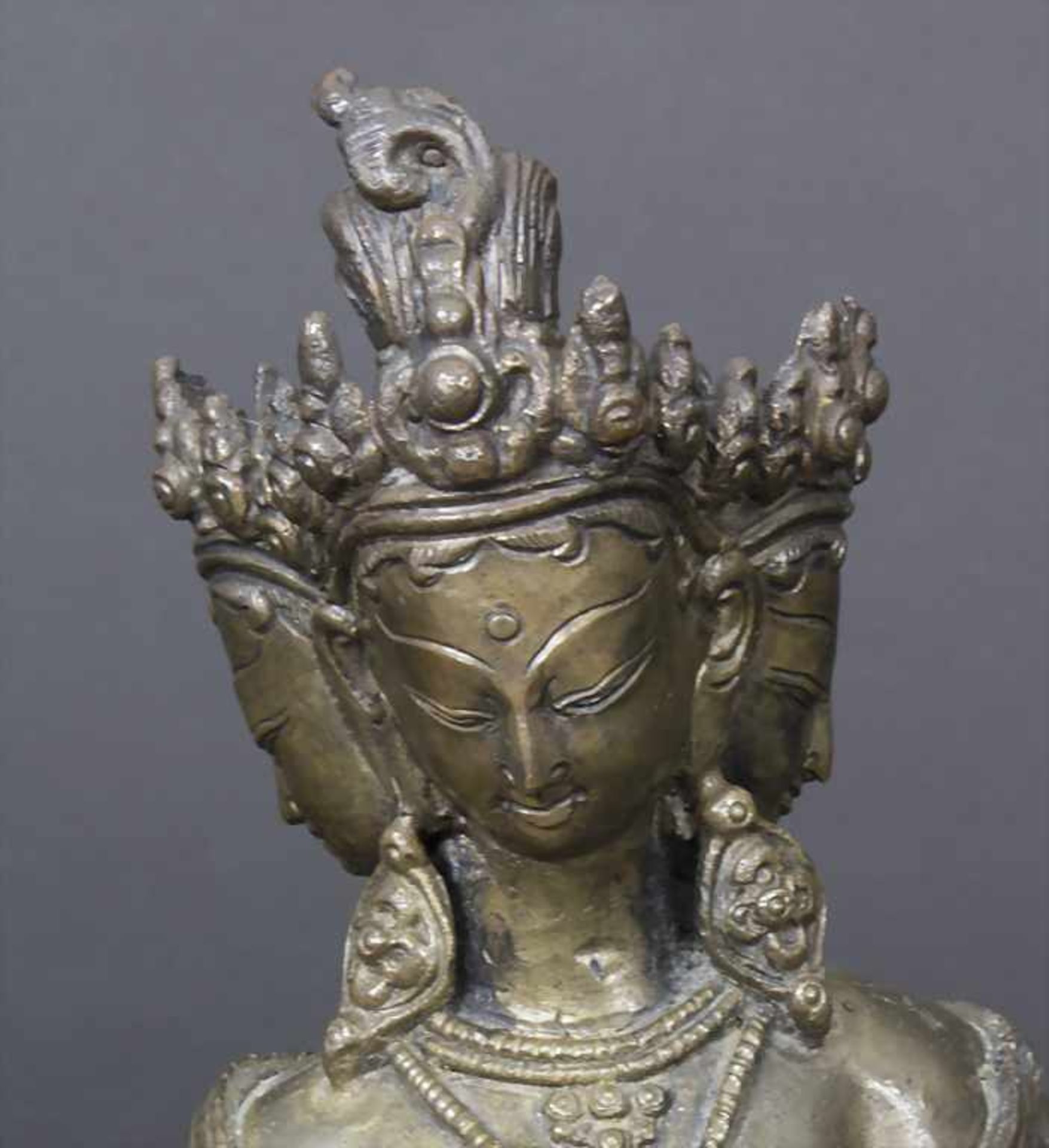 Dreiköpfige-Tara, Ushnishavijaya, Tibet, wohl 18./19. Jh.Material/Technik: Bronze, mit schön - Image 6 of 6