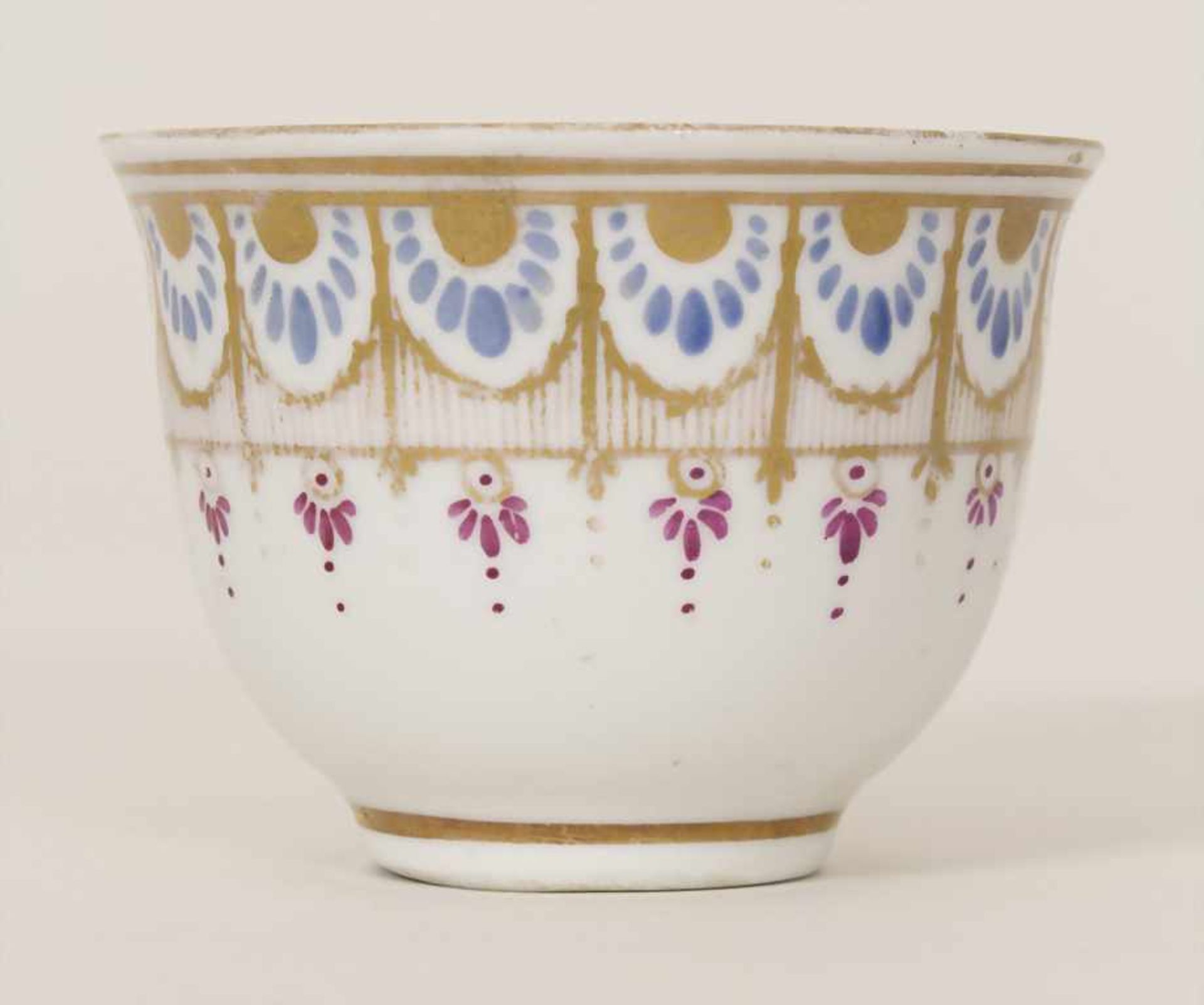 Koppchen mit Goldbordüren / An early cup, Meissen, um 1730Material: Porzellan, in Gold, Blau und - Bild 2 aus 5