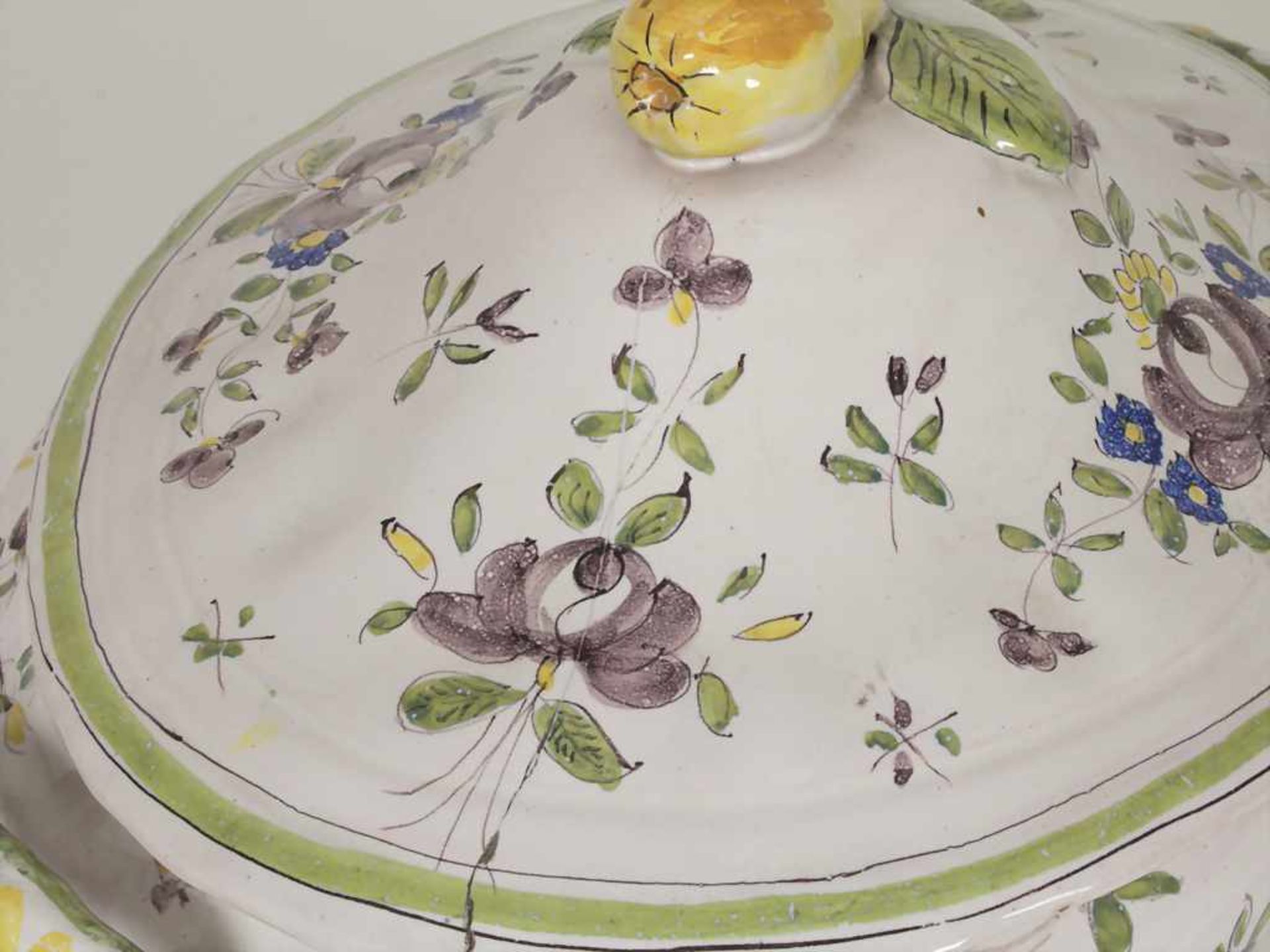 Fayence-Deckelterinne / A faience covered tureen, 18./19. Jh.Material: Keramik, floral polychrom - Bild 8 aus 8