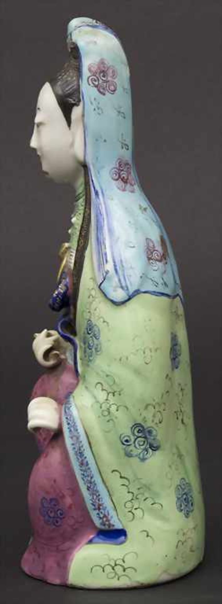 Guanjin bzw. Räuchergefäß, China, Qing-Dyastie, 18.Jh.Material: Porzellan, polychrom bemalt, - Image 4 of 6