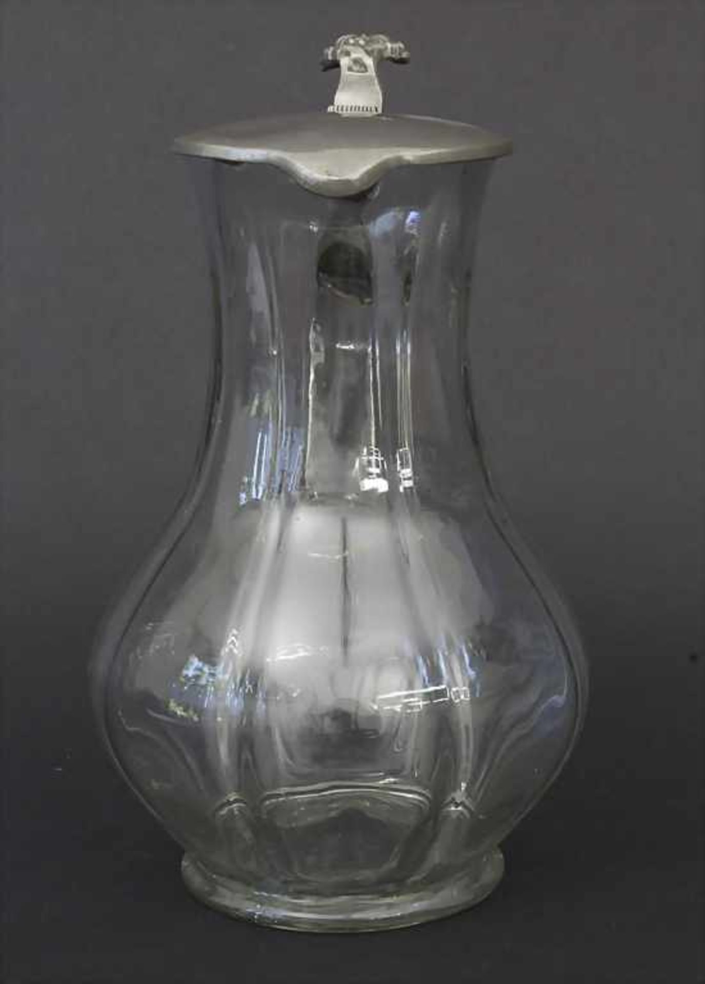 Biedermeier Weinkrug / A vine jug, deutsch um 1850Material: Klarglas mundgeblasen mit Zinndeckel, - Bild 2 aus 6