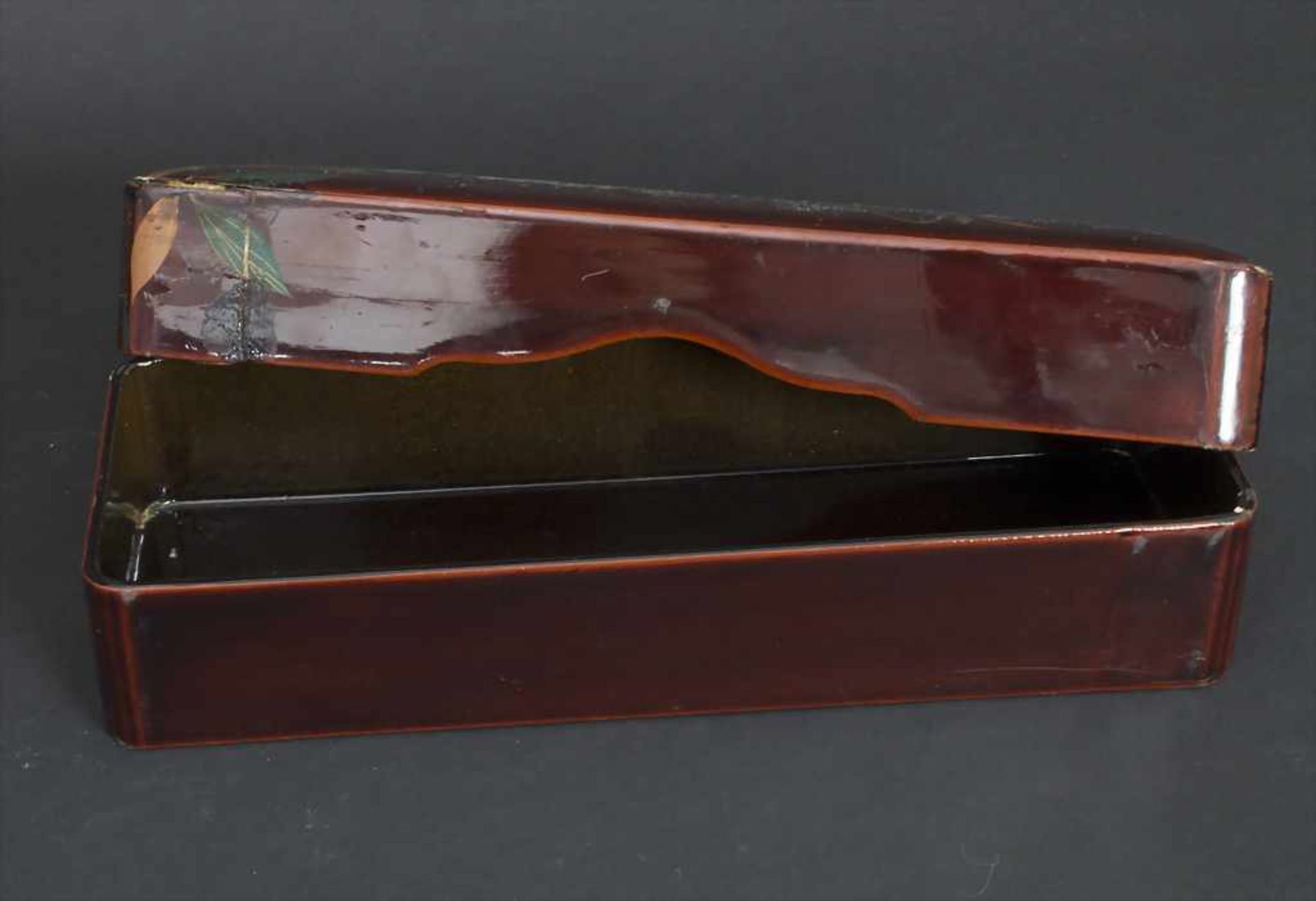Lackdose / A lacquer box, China um 1930Material: Holz, eisenrot bemalt, partiell goldgehöht,Länge: - Image 3 of 3
