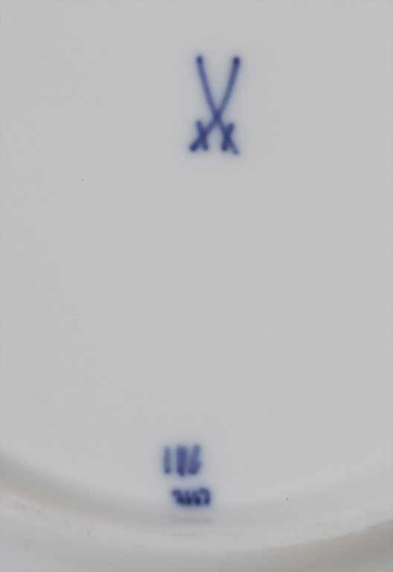 4 kleine Teller mit Zwiebelmuster / 4 small plates with 'Onion Pattern', Meissen, Mitte 20. Jh. - Bild 10 aus 10