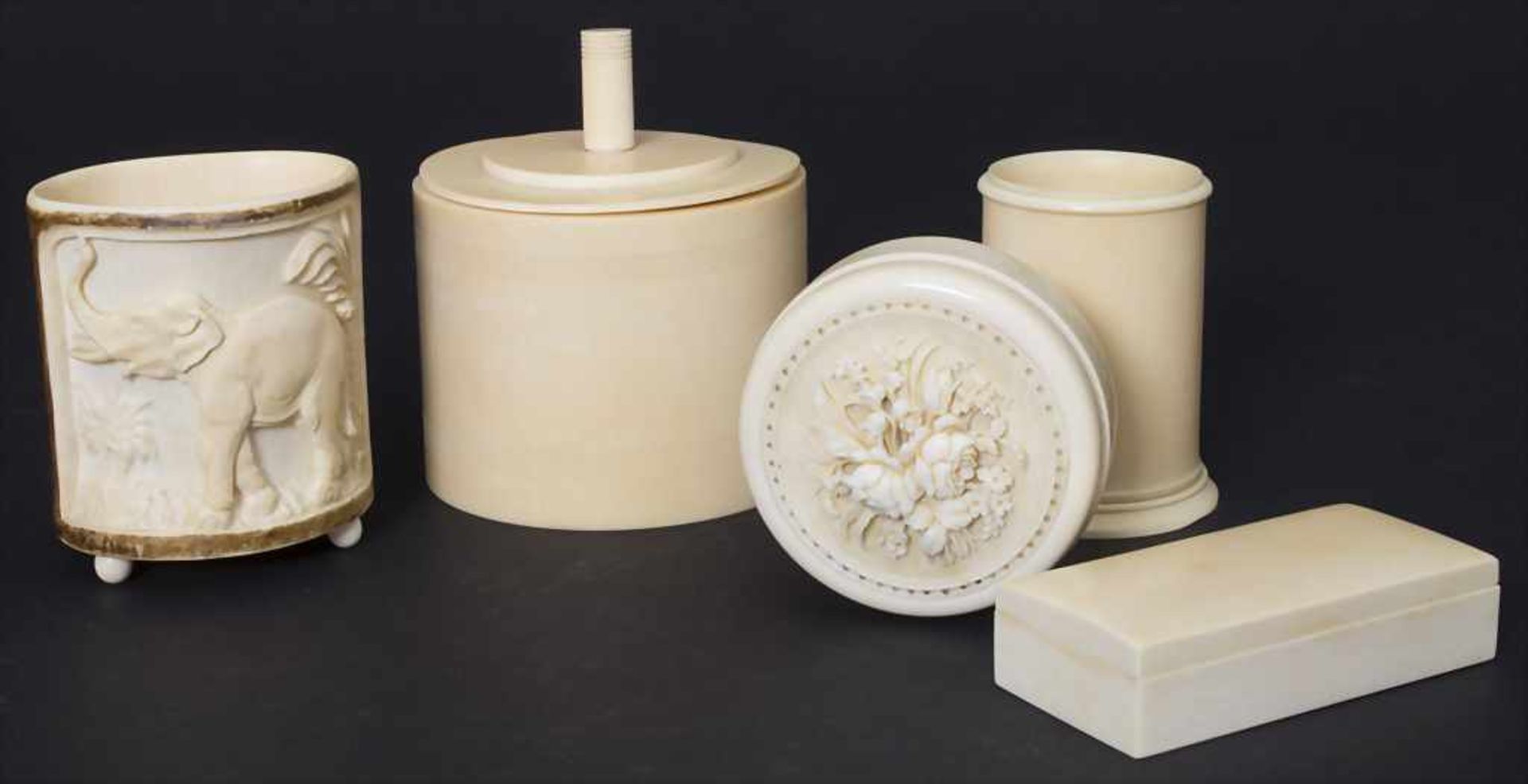 Konvolut 5 Elfenbeingefäße / A set of 5 ivory items, um 1900Bestehend aus einer Deckeldose mit