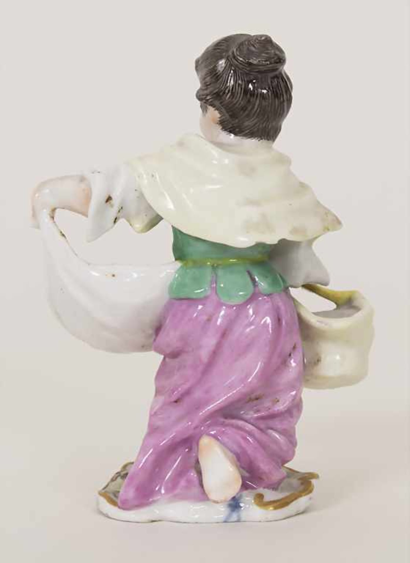 Mädchen mit Schürze und Korb / A figure of a girl depicting a maid, Edmé Samson, Paris, um - Image 3 of 7