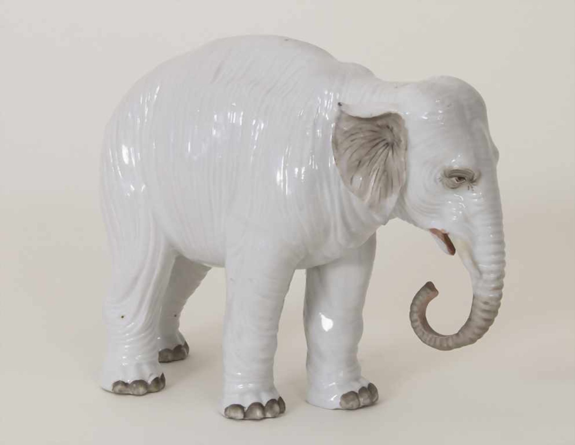 Alter indischer Elefant / An old Indian elephant, Plaue, um 1890Material: Porzellan, dezent bemalt