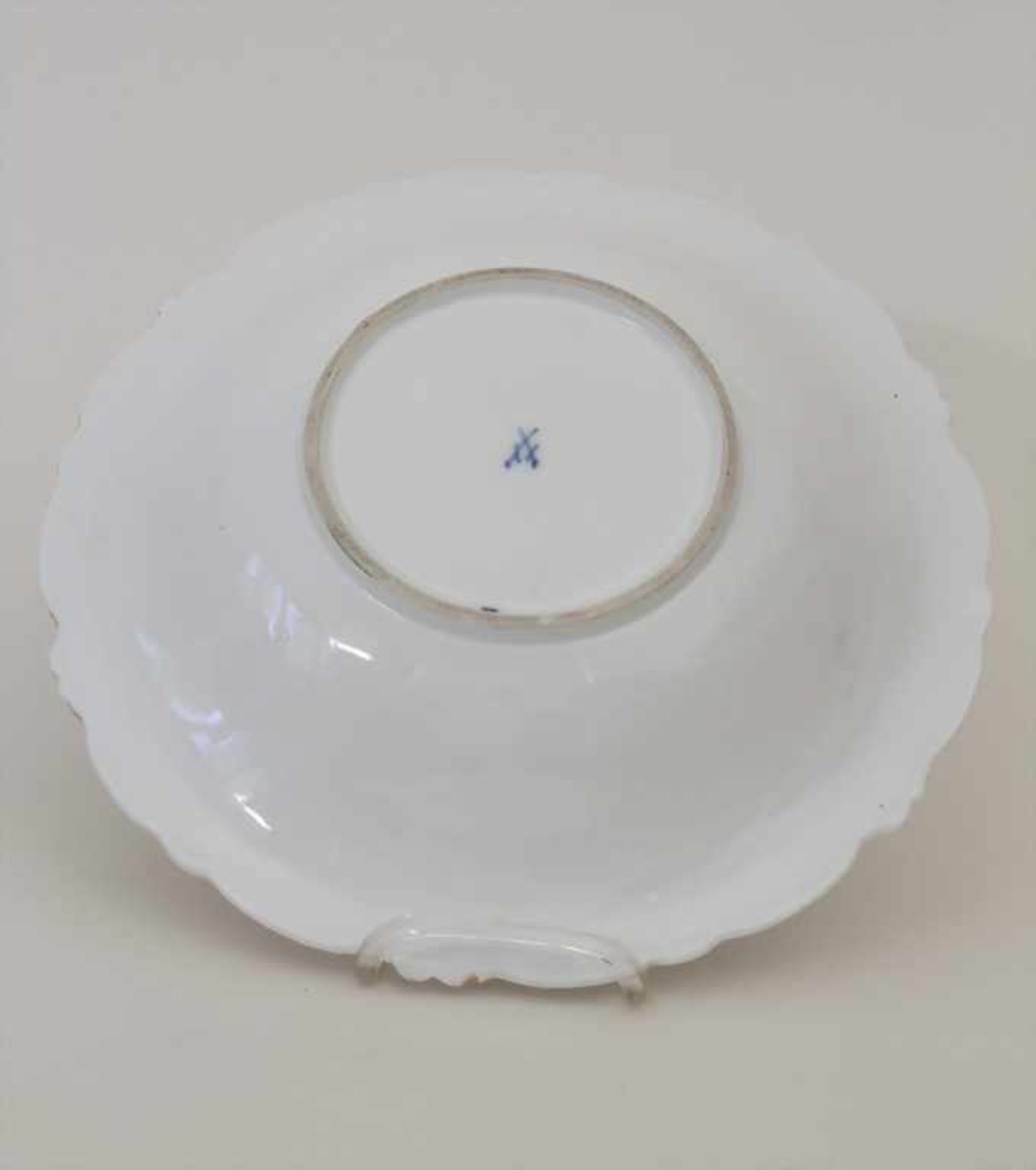 Prunkschale mit Reliefdekor / A splendid bowl, Meissen, Anfang 19. Jh.Material: Porzellan, - Bild 3 aus 4