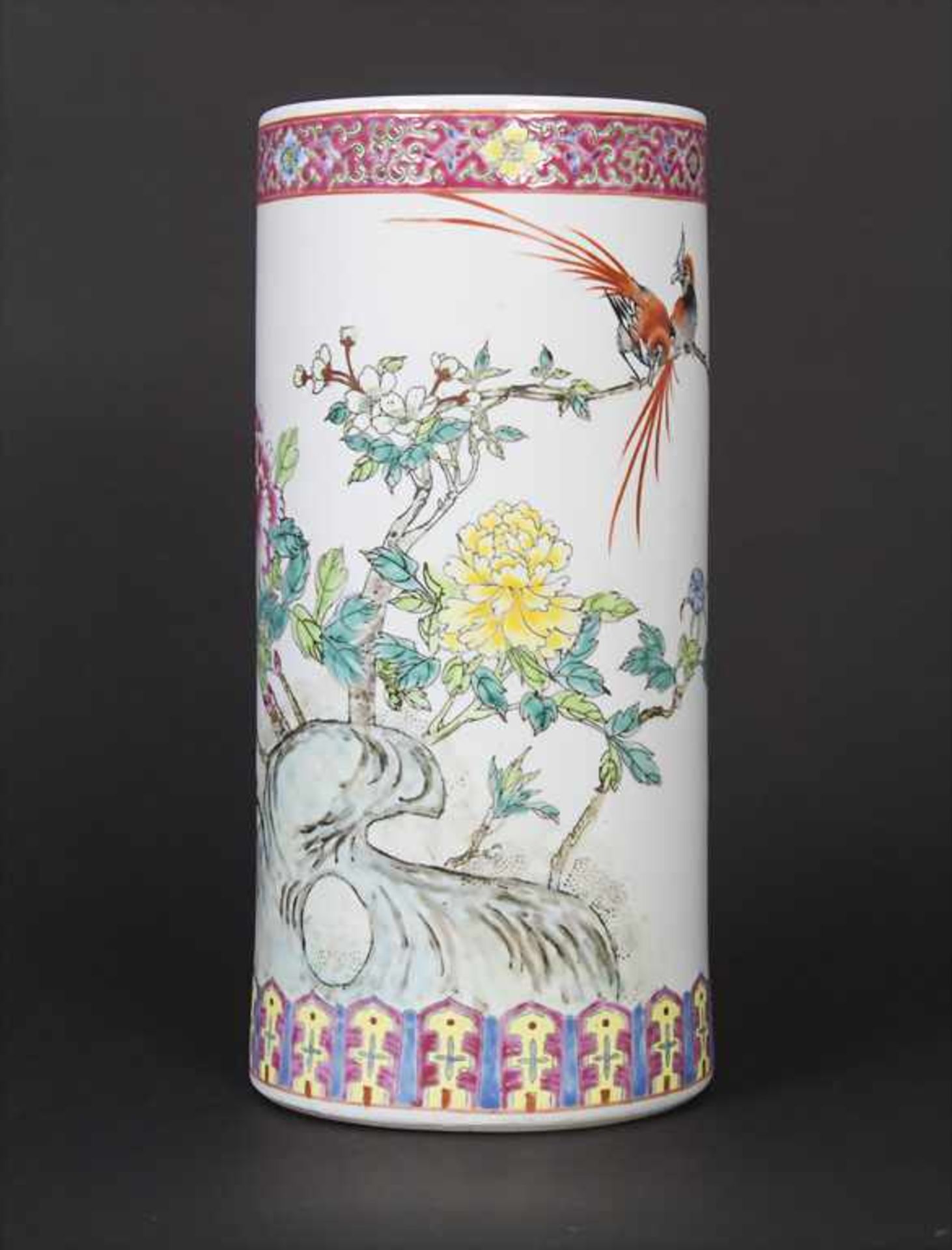 Porzellan-Vase / A Lidded Vase, China, 20. Jh.Material: Porzellan, mit polychromem Floraldekor,