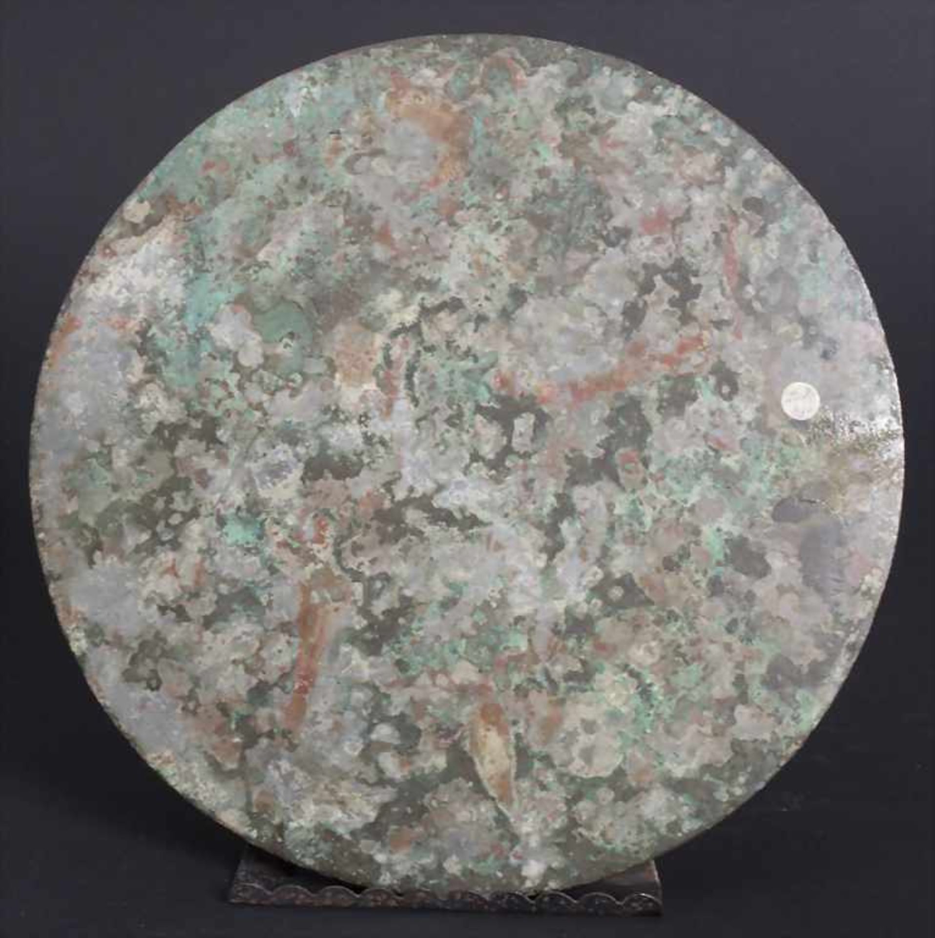 Großer Spiegel, China, wohl HandynastieMaterial: Bronze, mit malachitgrüner und Erdkrustenpatina, - Image 2 of 3