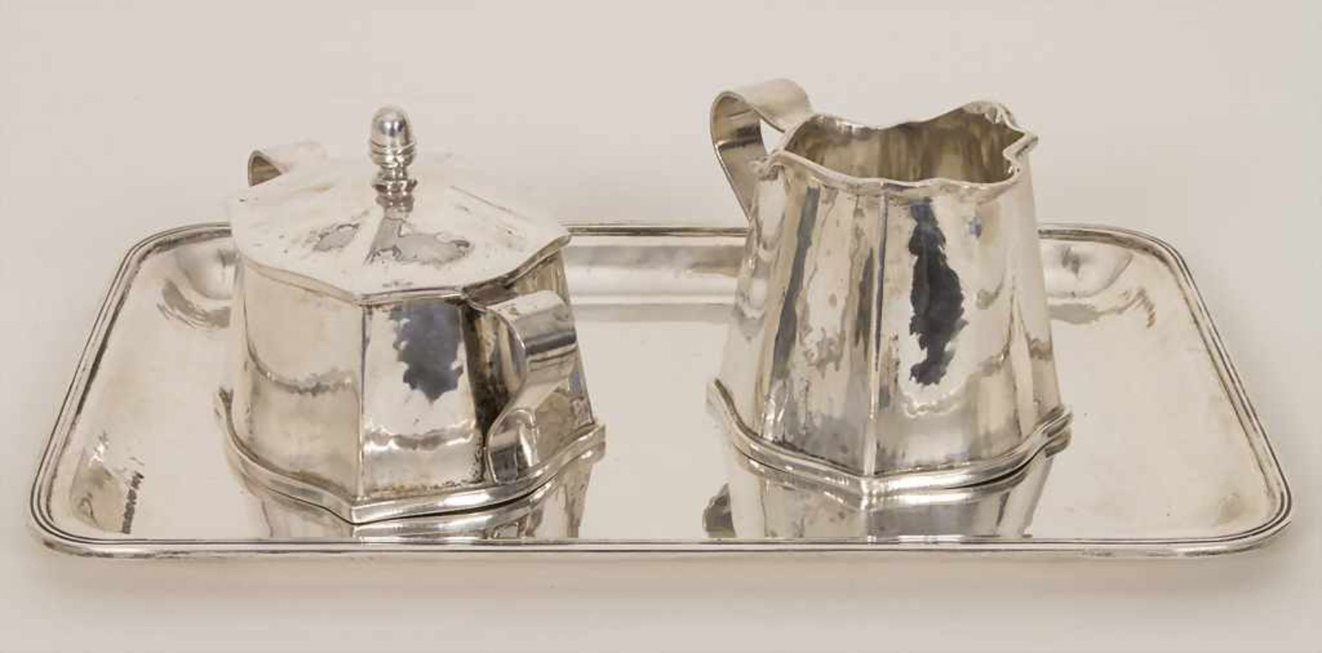 Tablett mit Zuckerdose und Milchkännchen / A silver tray with sugar bowl and milk jug, Argentiria