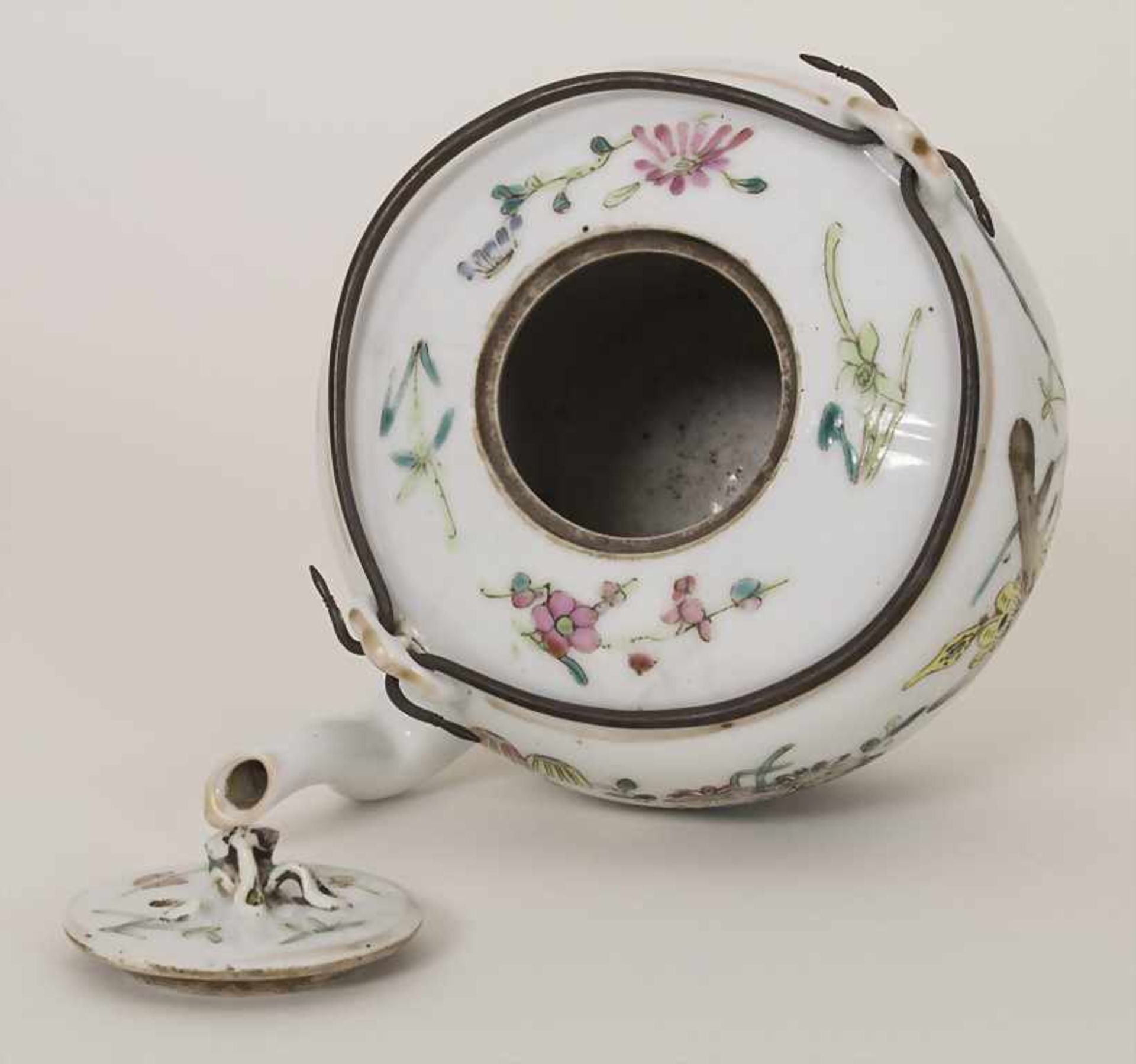 Teekännchen / A tea pot, China 19. JhMaterial: Porzellan, polychrome Emailmalerei mit Blüten, - Image 6 of 10