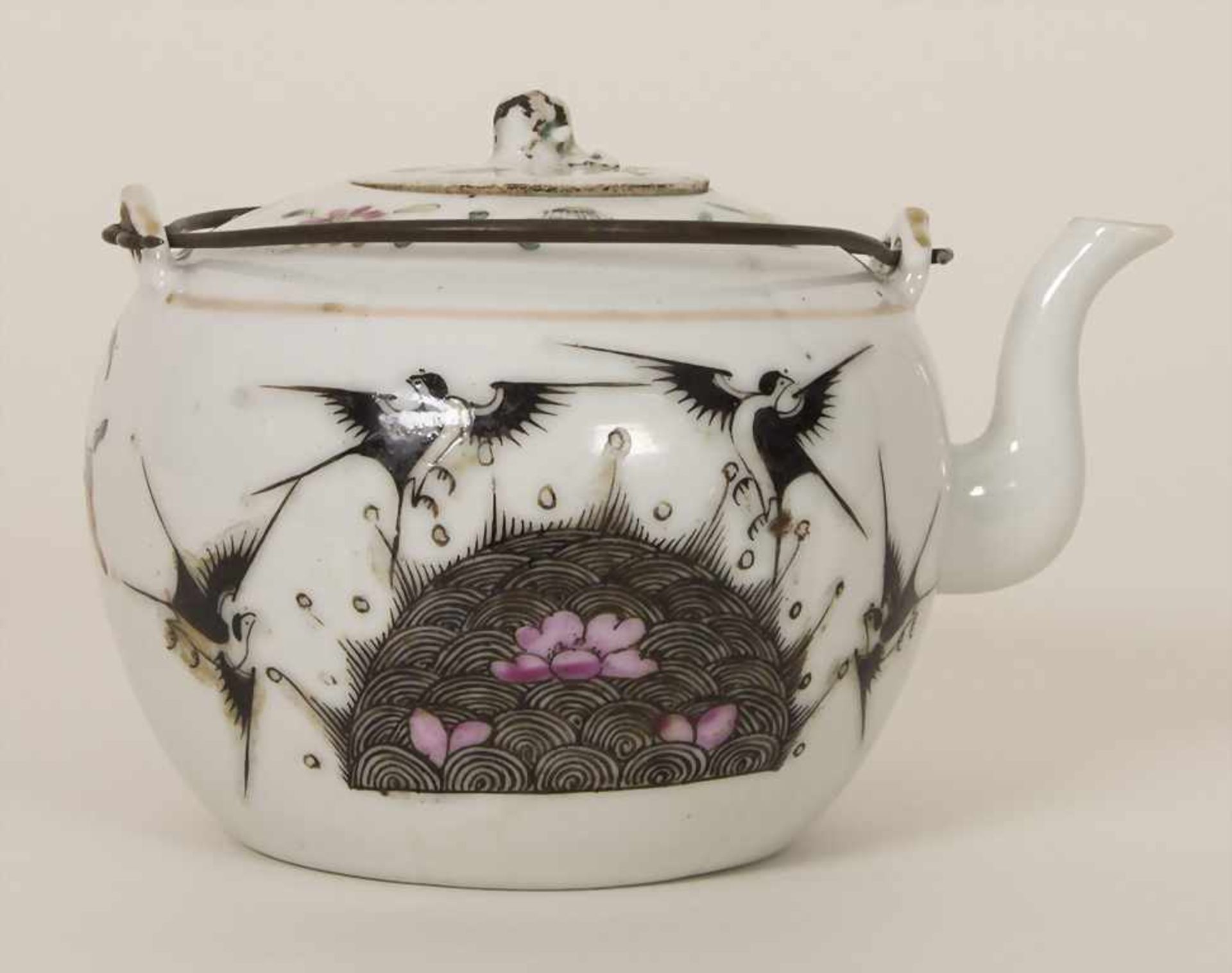 Teekännchen / A tea pot, China 19. JhMaterial: Porzellan, polychrome Emailmalerei mit Blüten, - Image 4 of 10