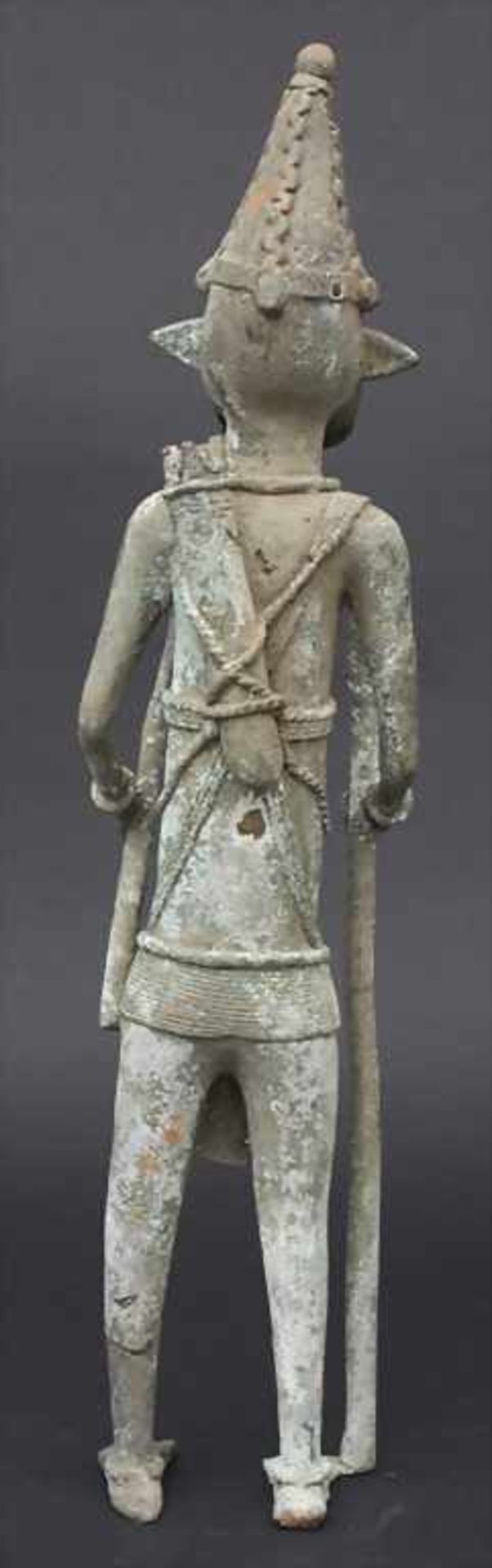 Jägerfigur, Yoruba, Nigeria, 2. Hälfte, 20. Jh.Material: Bronze, mit grünlicher Krustenpatina, - Bild 3 aus 5