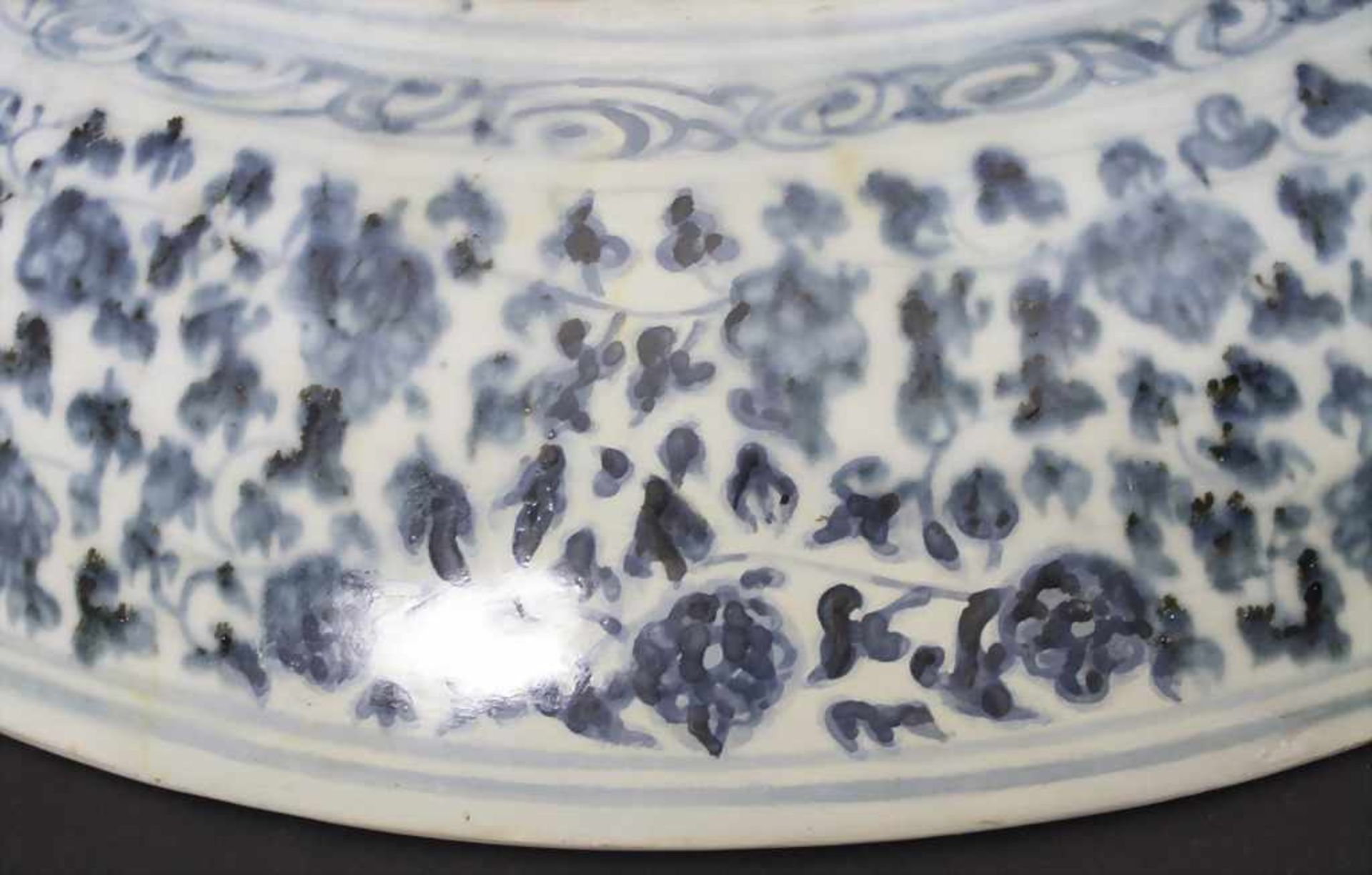 Große Rundschale, China, Ming-DynastieMaterial: Porzellan, Außen und Innenwandung unterglasurblau - Image 5 of 5
