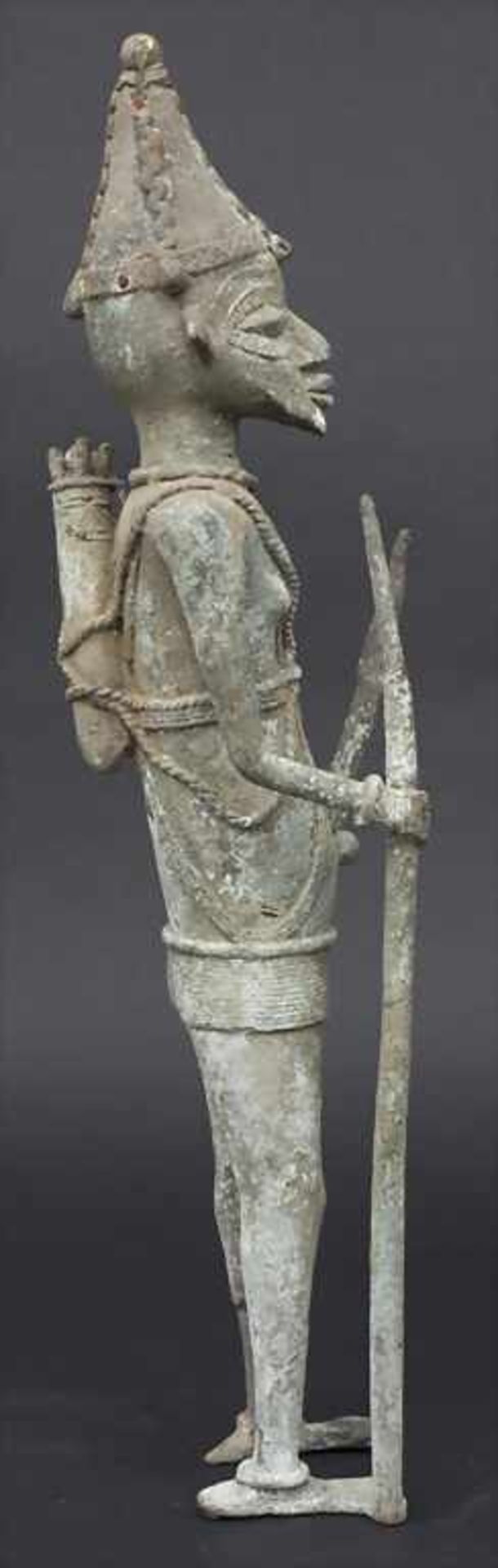 Jägerfigur, Yoruba, Nigeria, 2. Hälfte, 20. Jh.Material: Bronze, mit grünlicher Krustenpatina, - Bild 4 aus 5