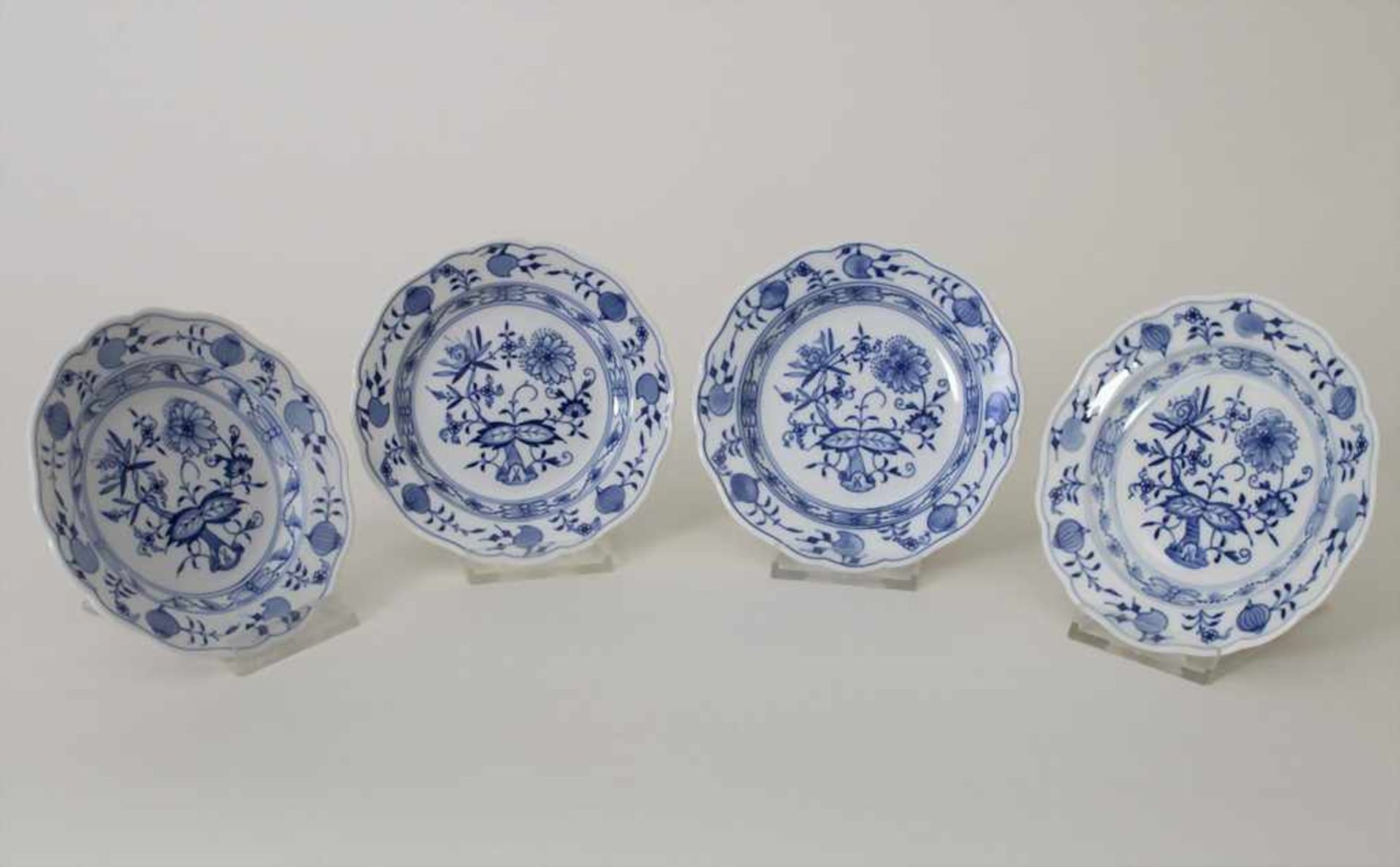 4 kleine Teller mit Zwiebelmuster / 4 small plates with 'Onion Pattern', Meissen, Mitte 20. Jh.