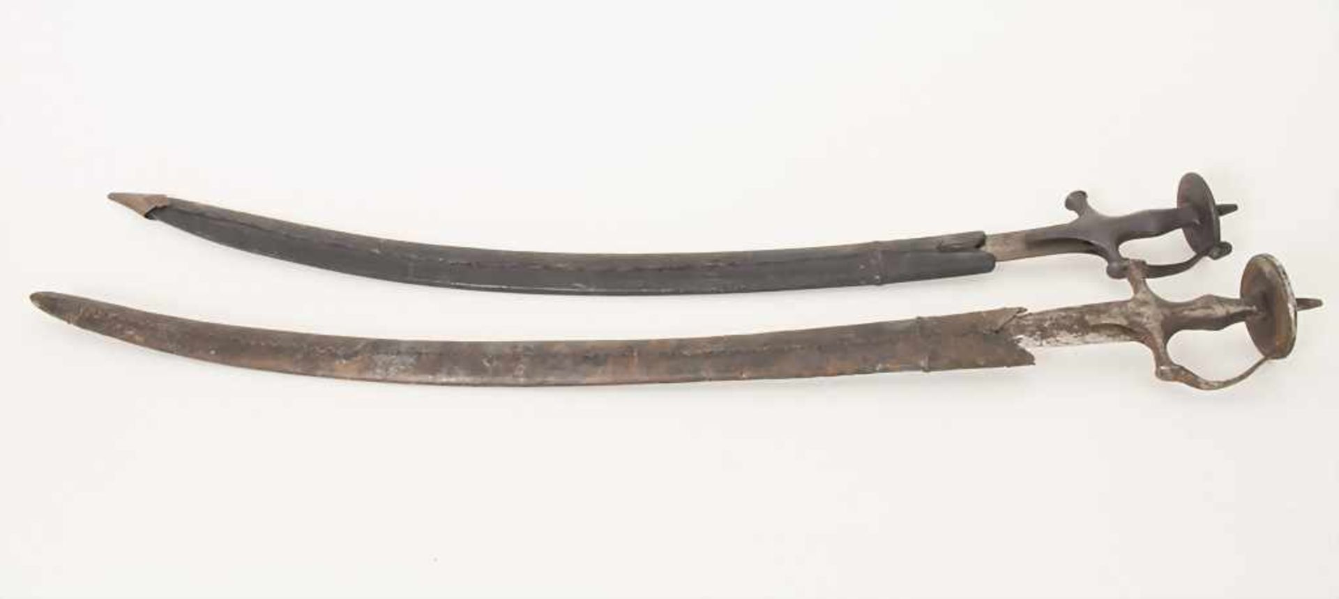 2 Säbel / A pair of sabers, wohl osmanisch, 18./19.Jh.Material: Klingen und Griff aus Schmiedeeisen, - Bild 4 aus 6