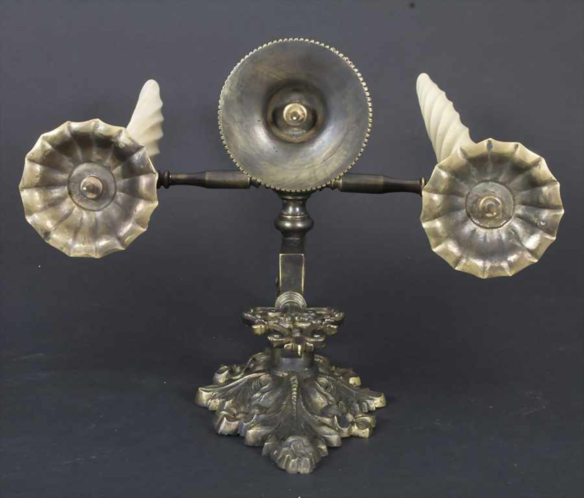 Wandhalter mit Kerzenleuchtern / A wall holder with candle sticks, 19. Jh.Material: Bronze, - Image 3 of 5