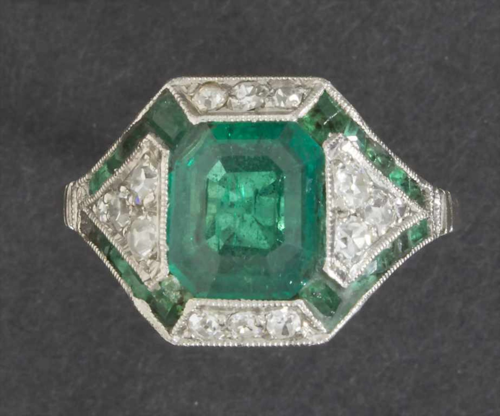 Art Déco Ring mit Smaragd, An Art Deco Ring with emerald, Paris, um 1920Material: Platin mit