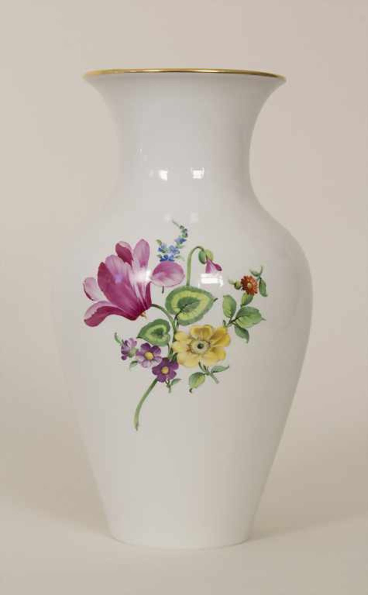 Vase mit Blumenmalerei / A vase with flowers, KPM Berlin, 20. Jh.Material: Porzellan, polychrom