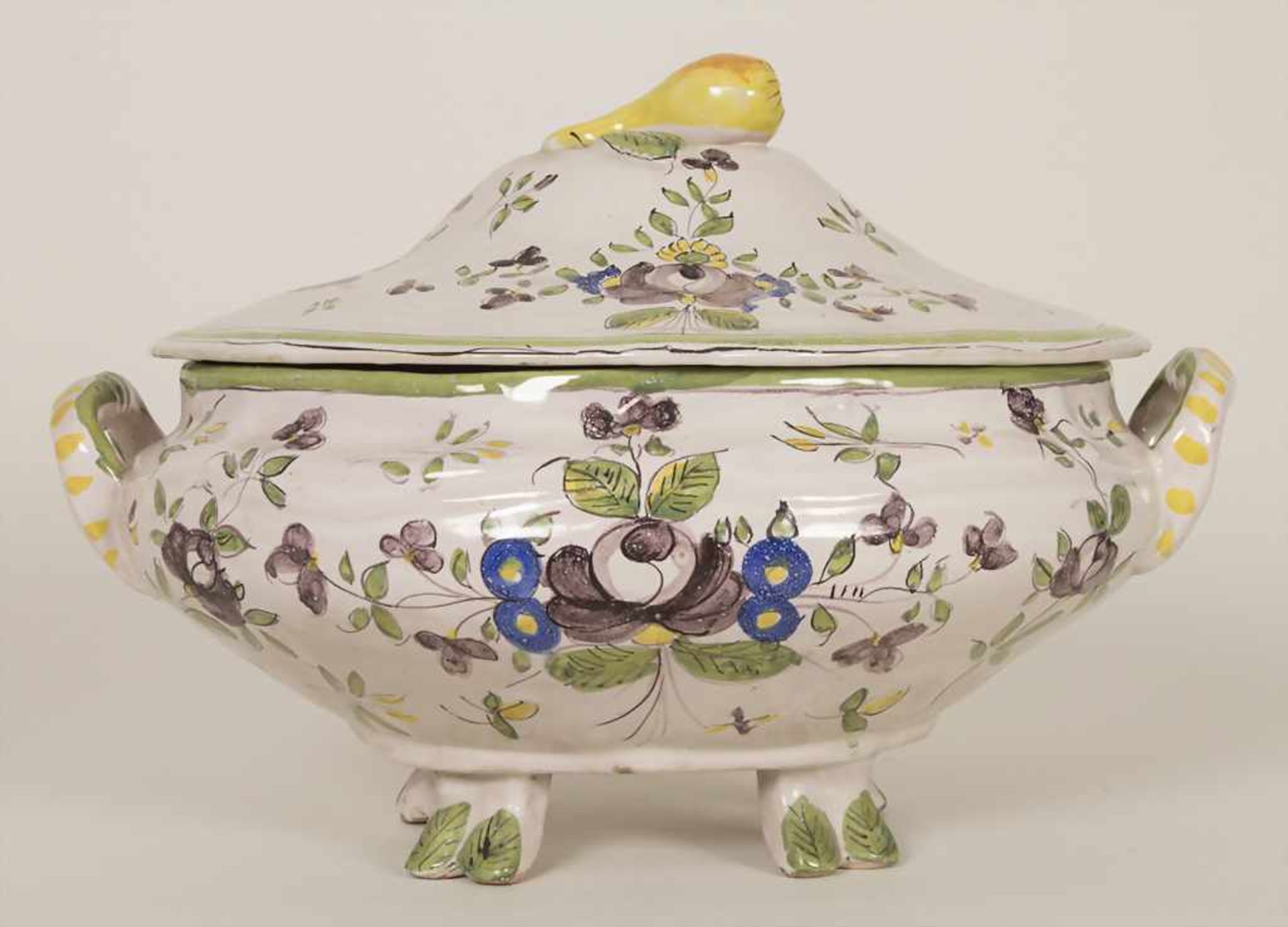 Fayence-Deckelterinne / A faience covered tureen, 18./19. Jh.Material: Keramik, floral polychrom