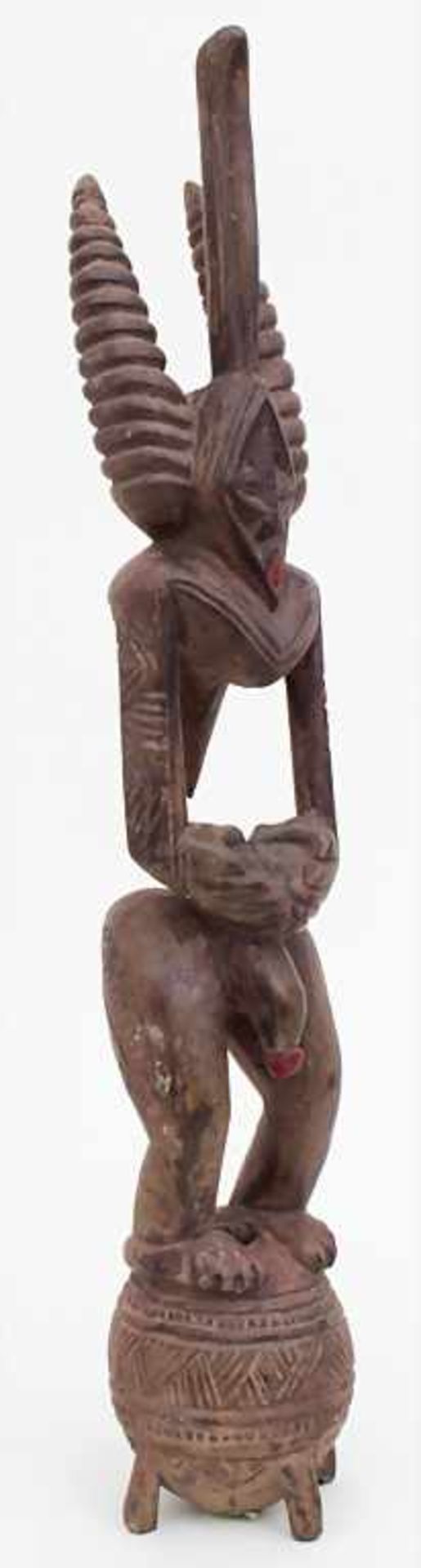Männliche Figur / A male figure, Igala, NigeriaMaterial: Holz, rotbraune Patina,Höhe: 57 cm,