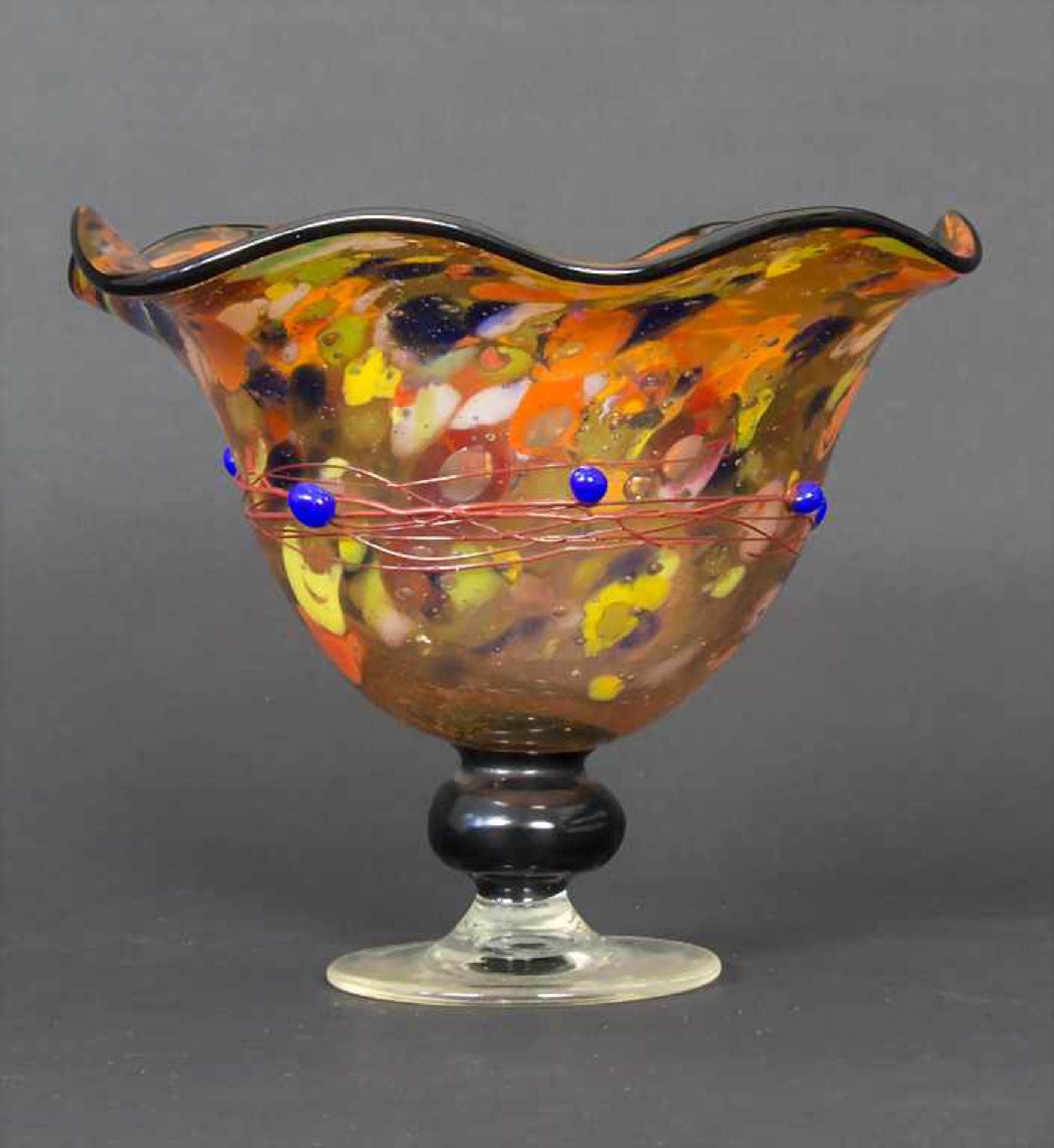 Fußschale mit Fadenaufschmelzungen / A footed bowl, 1. Hälfte 20. Jh.Technik: farbloses Glas mit