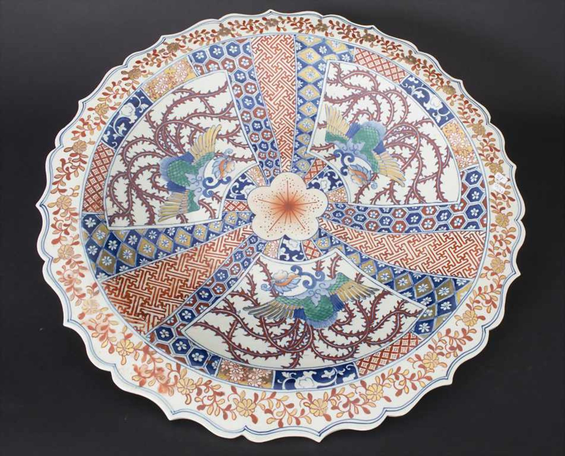 Große Imari Porzellanplatte mit gewelltem Rand, Japan, um 1920Material: Porzellan, polychrom und