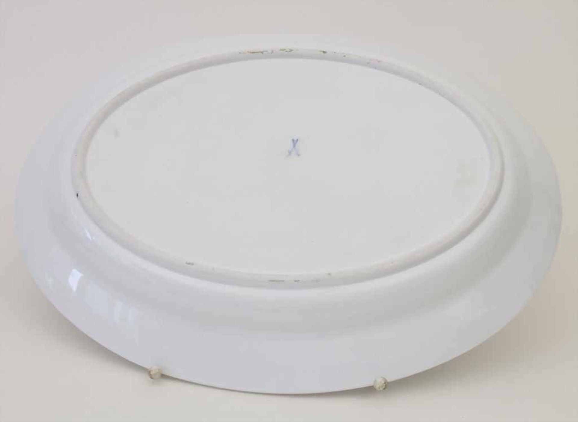 Ovale Platte / An oval plate, Meissen, 19. Jh.Material: Porzellan, blau bemalt, glasiert,Marke: - Bild 3 aus 4