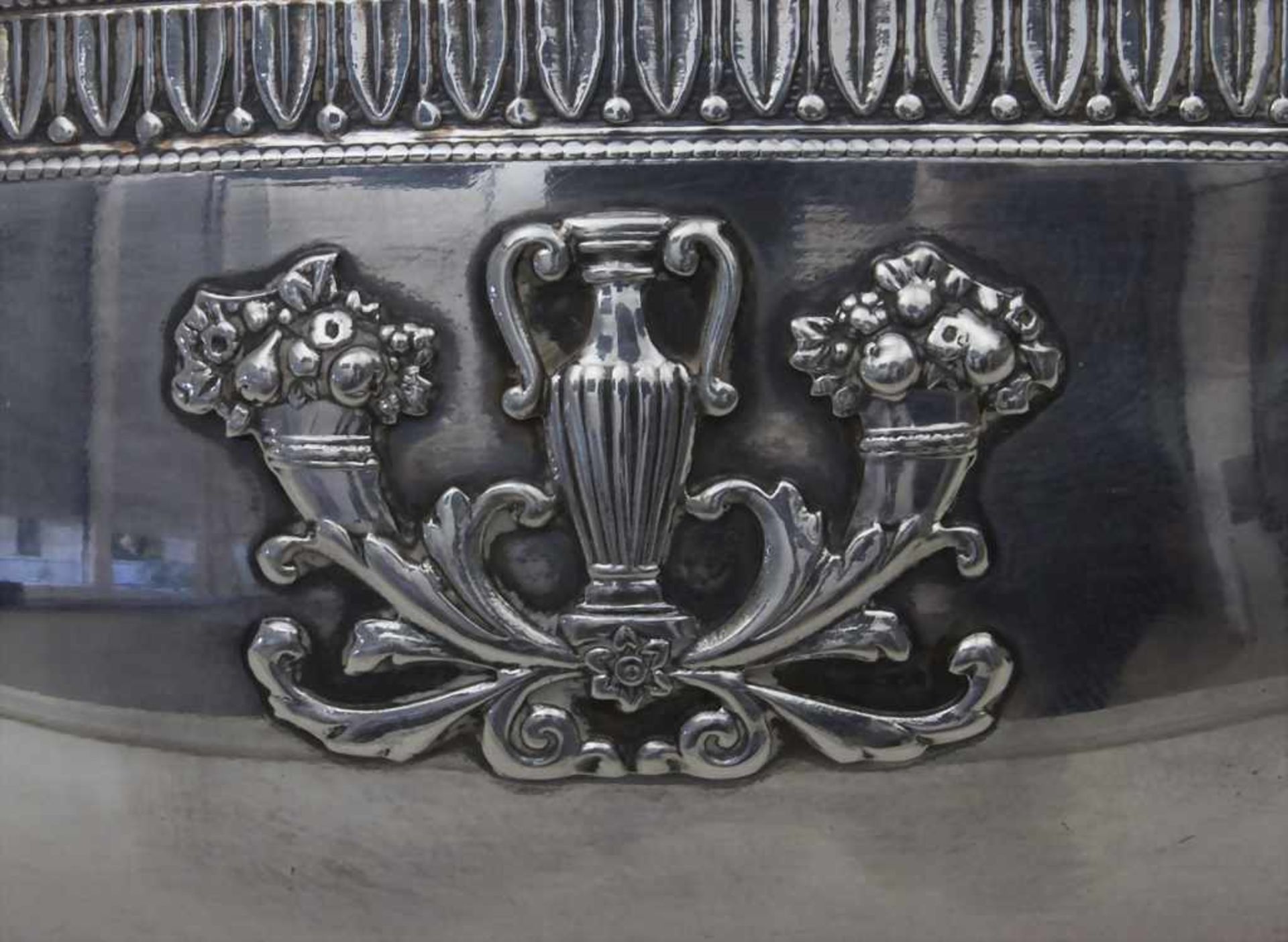 Deckelterrine / A covered silver tureen / Légumier en argent / Page Freres, Paris, um - Bild 11 aus 13