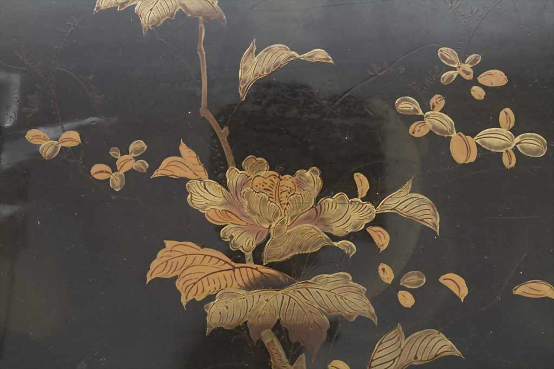 Lacktablett mit Vogel-Strauchdekor / A lacquer tray with birds and flowersMaterial: Holz, schwarz - Image 3 of 4