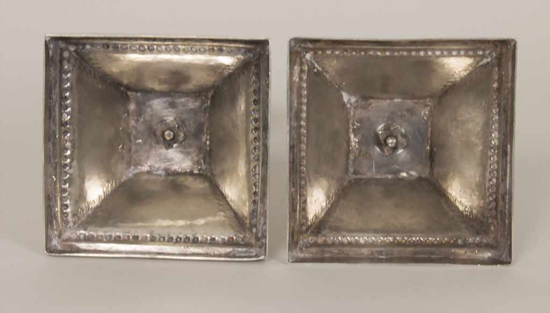 Paar Louis XVI Kerzenleuchter / A pair of Louis-seize silver candlesticks, Frankfurt, um - Image 4 of 7