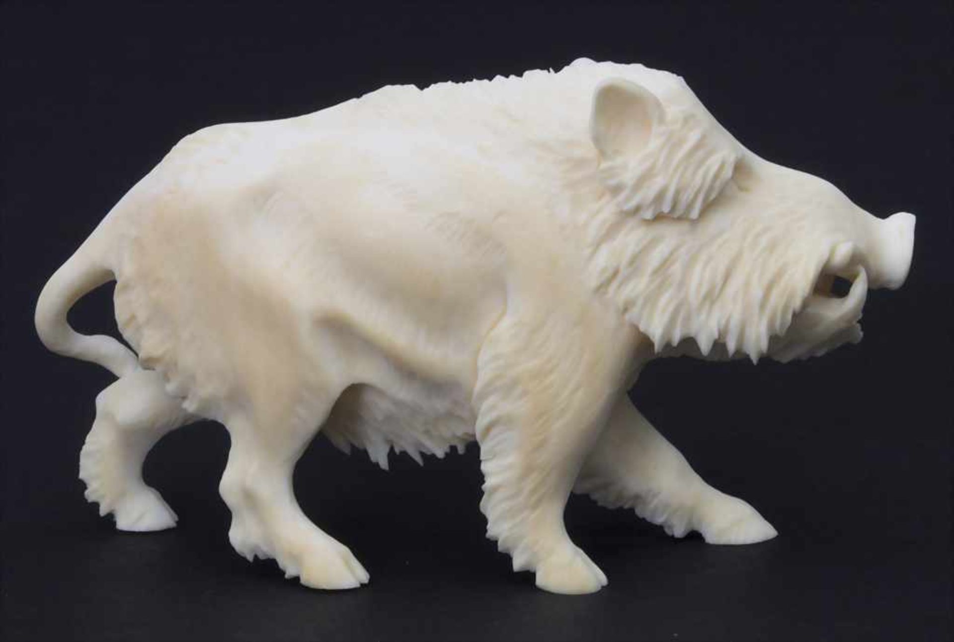 Tierfigur 'Wildschwein' / An animal figure 'wild boar', 1930er JahreMaterial: Elfenbein, - Image 2 of 3