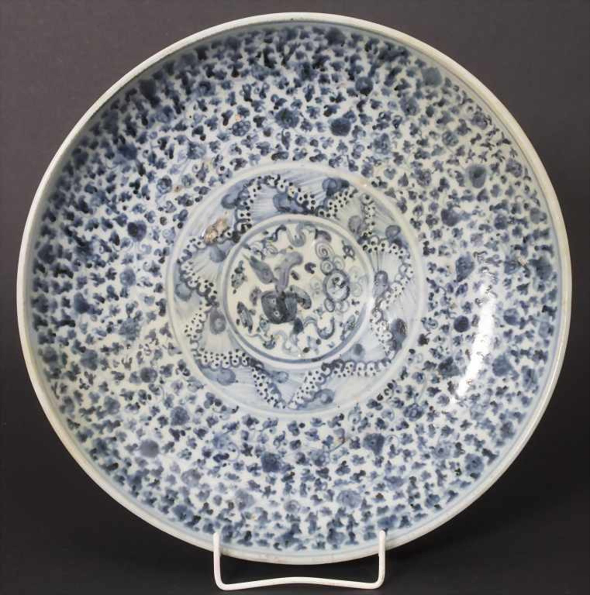 Große Rundschale, China, Ming-DynastieMaterial: Porzellan, Außen und Innenwandung unterglasurblau