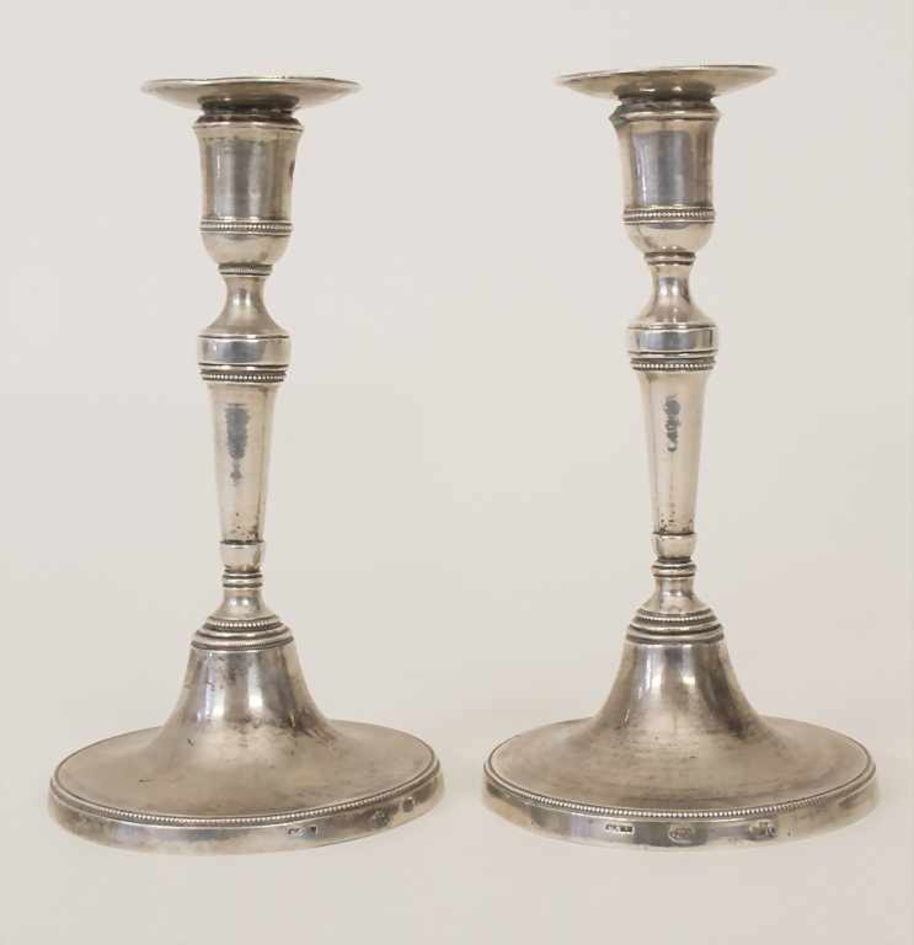 Paar Louis XVI Leuchter / A pair of Louis-seize silver candlesticks, Noia, um 1780Material: Silber
