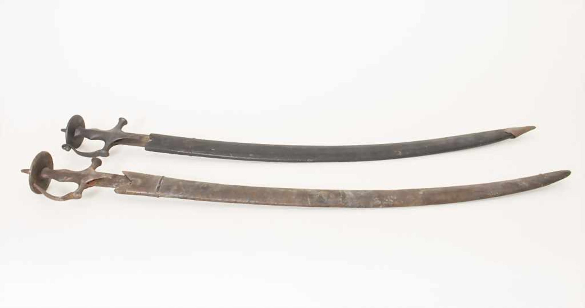 2 Säbel / A pair of sabers, wohl osmanisch, 18./19.Jh.Material: Klingen und Griff aus Schmiedeeisen, - Bild 2 aus 6